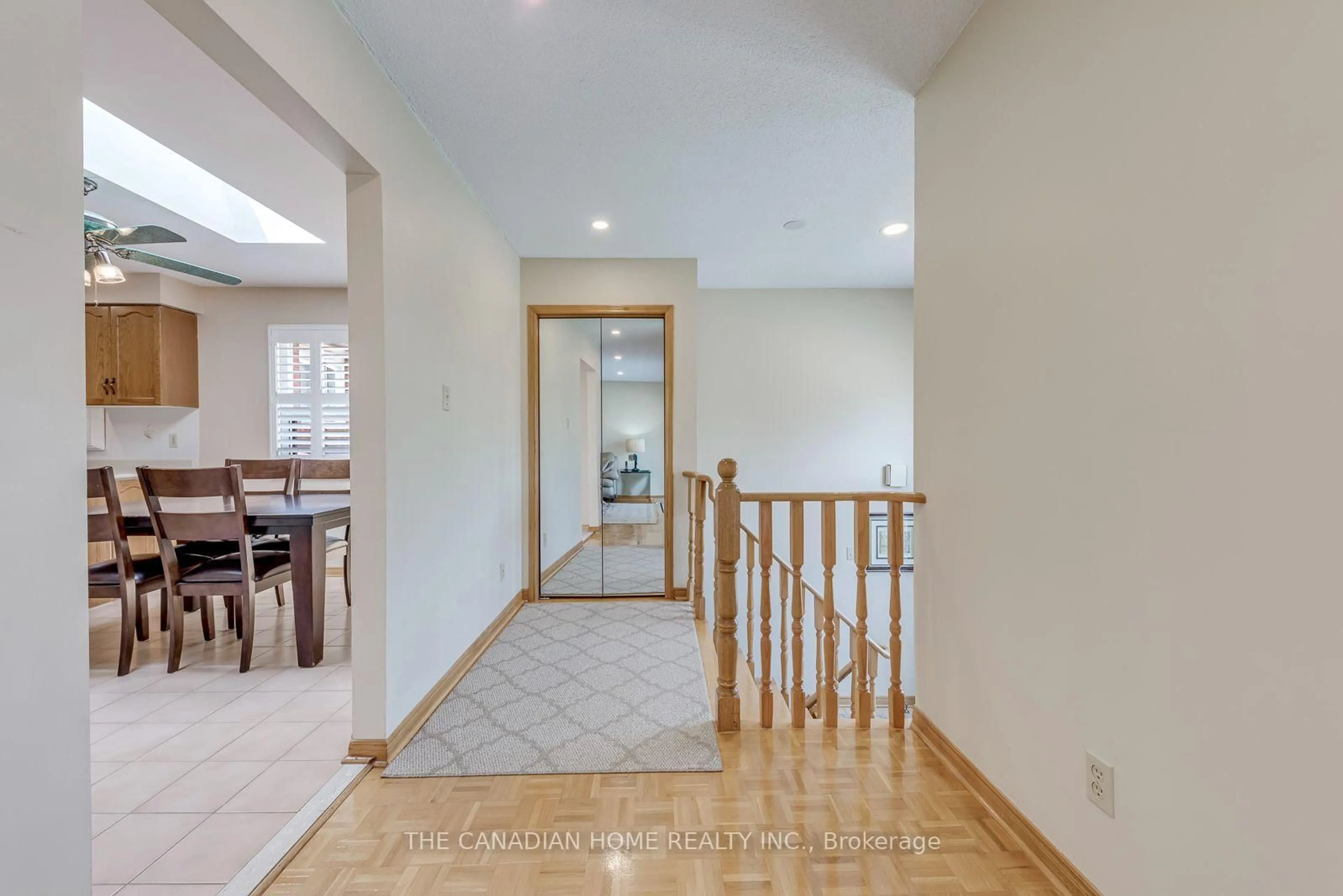 Indoor foyer for 5472 Bourget Dr, Mississauga Ontario L5R 3C9