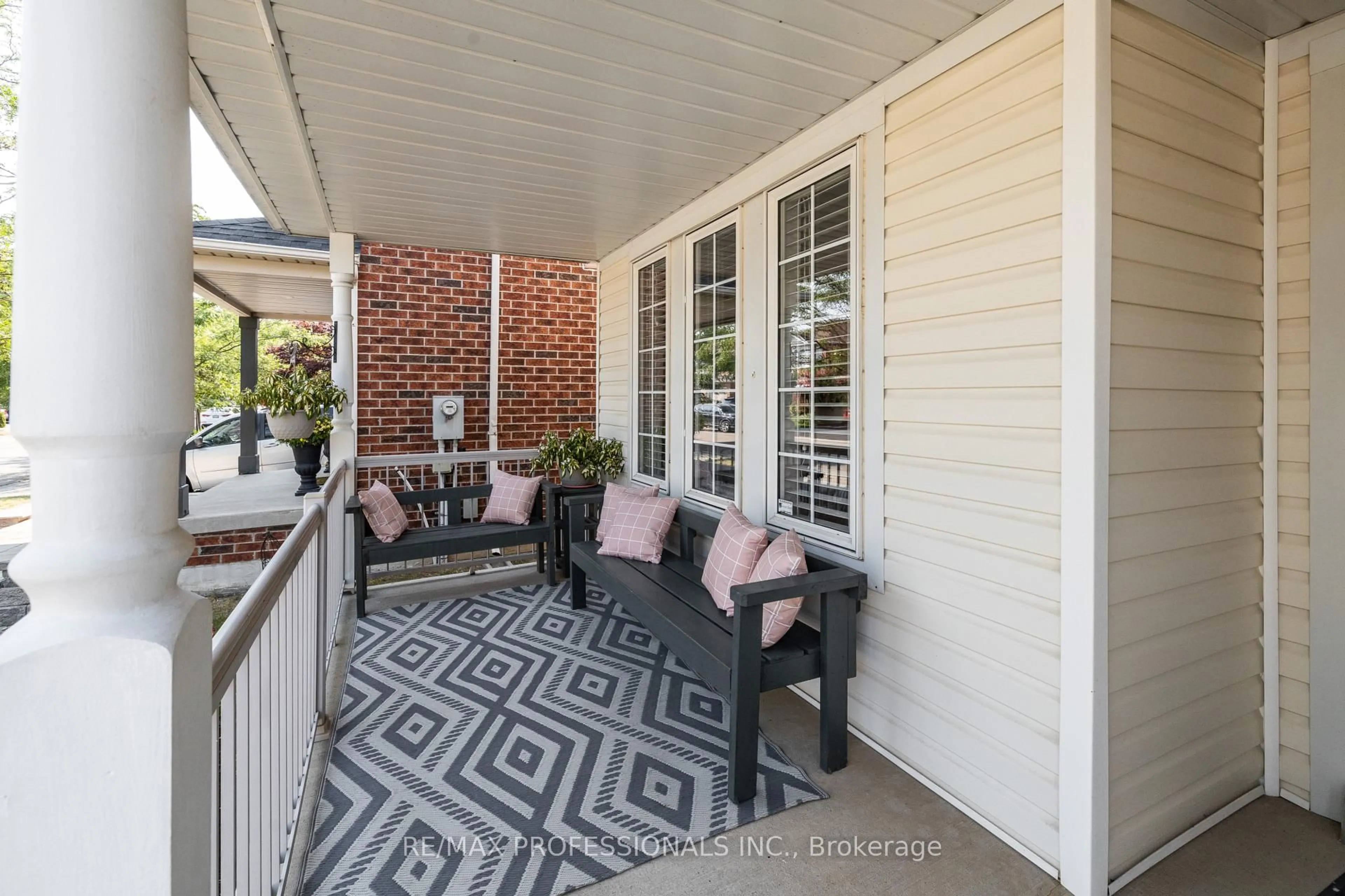 Patio, street for 1245 Newell St, Milton Ontario L9T 6C2