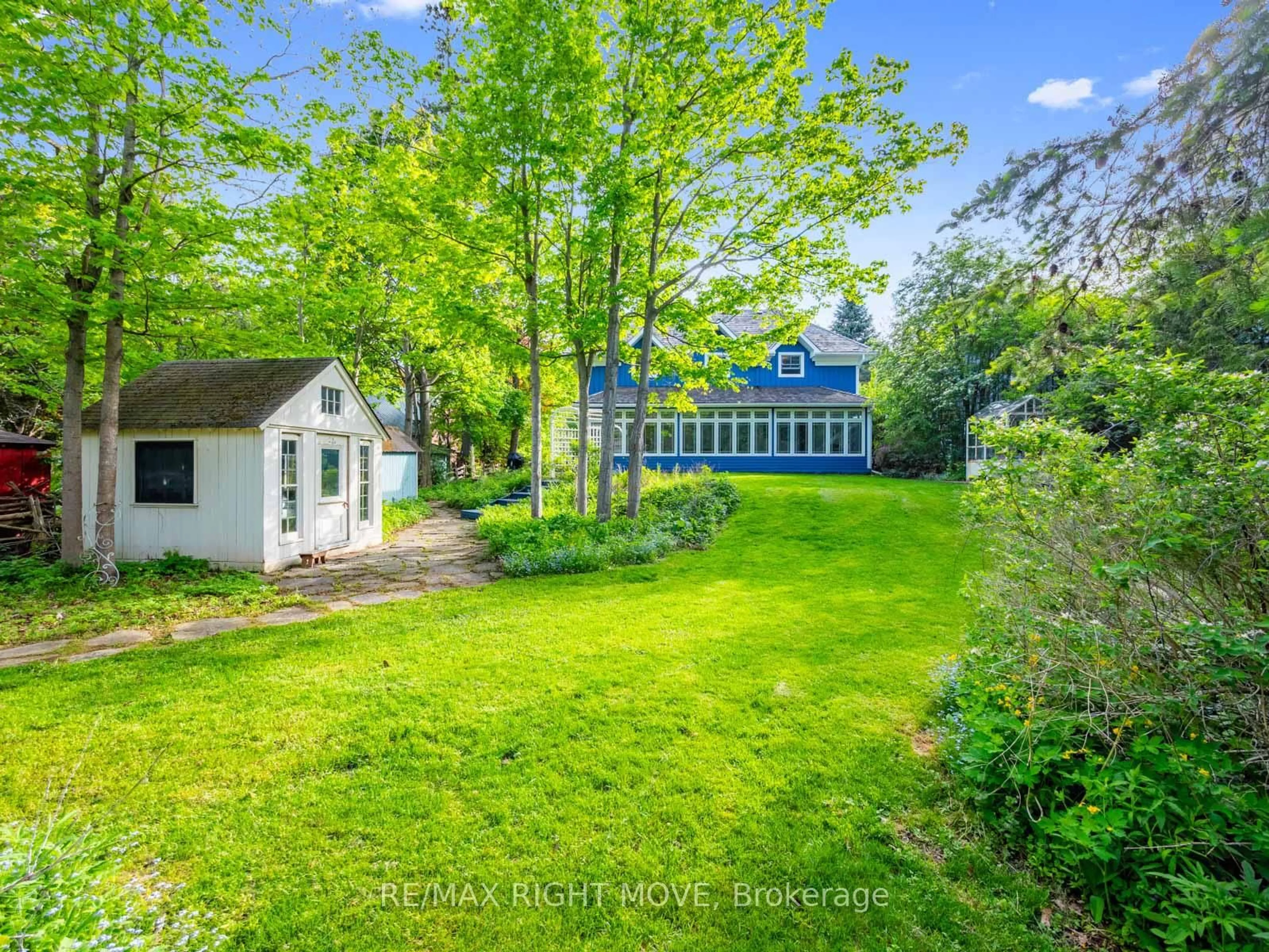 A pic from outside/outdoor area/front of a property/back of a property/a pic from drone, water/lake/river/ocean view for 7135 Pond St, Mississauga Ontario L5W 1A1