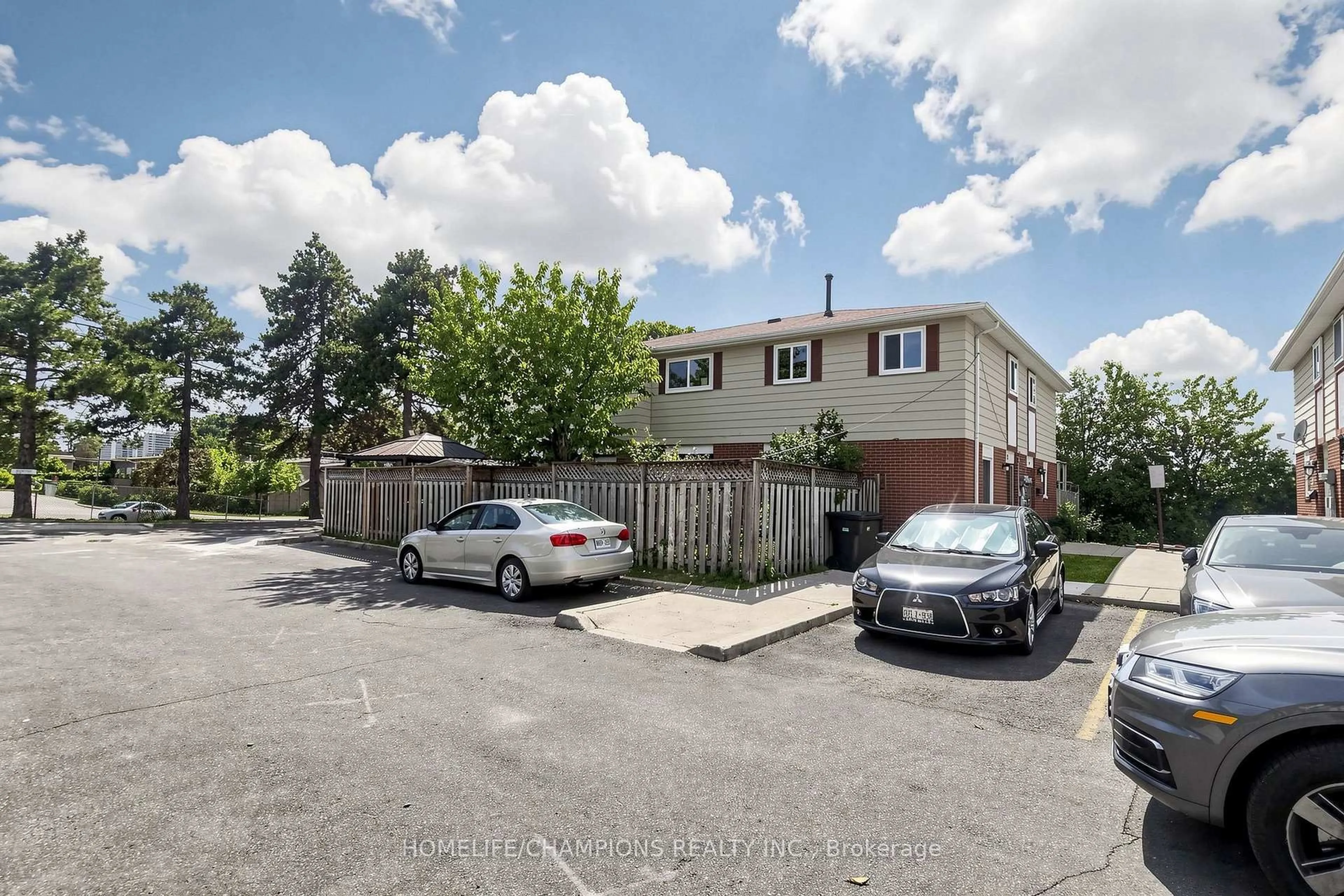 A pic from outside/outdoor area/front of a property/back of a property/a pic from drone, street for 18 San Vito Way #18, Toronto Ontario M3L 2G8