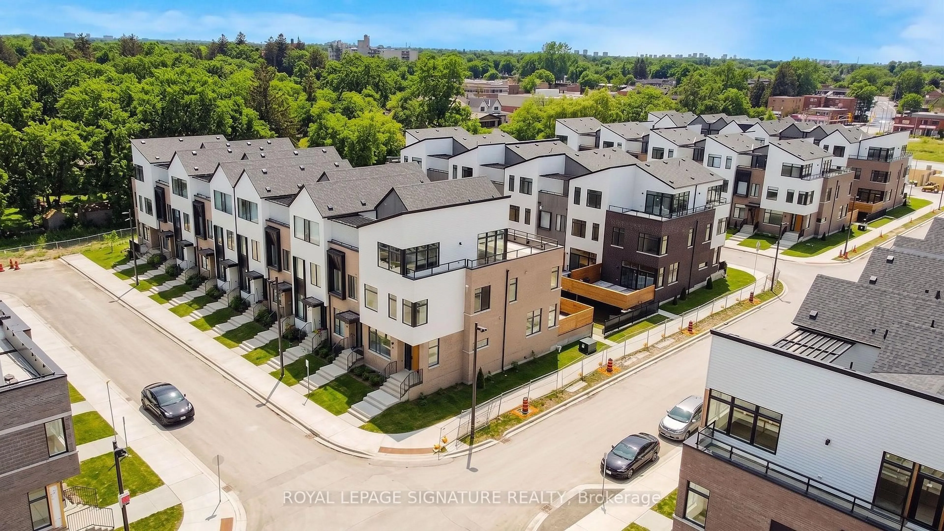 A pic from outside/outdoor area/front of a property/back of a property/a pic from drone, unknown for 40 Lou Parsons Way #47, Mississauga Ontario L5H 0B2
