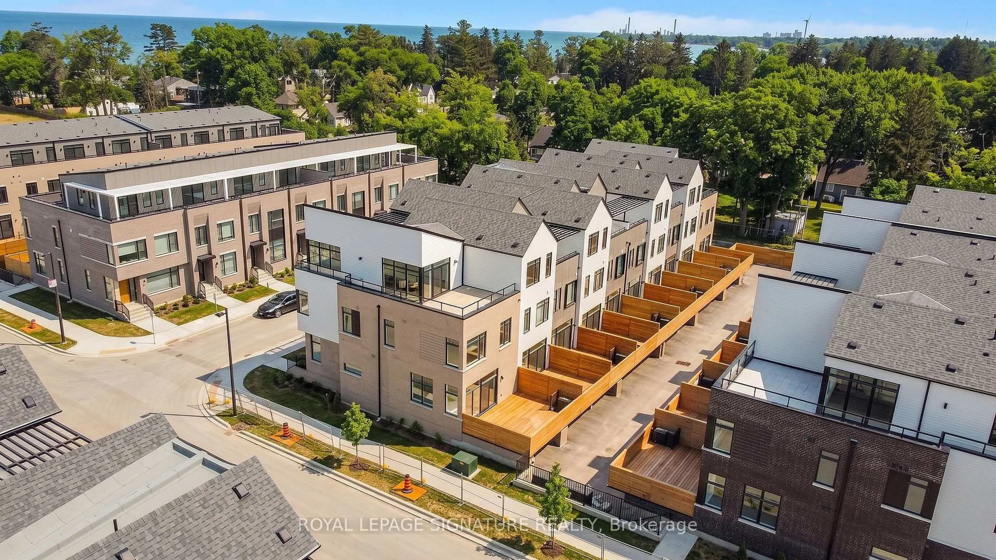 A pic from outside/outdoor area/front of a property/back of a property/a pic from drone, city buildings view from balcony for 40 Lou Parsons Way #47, Mississauga Ontario L5H 0B2