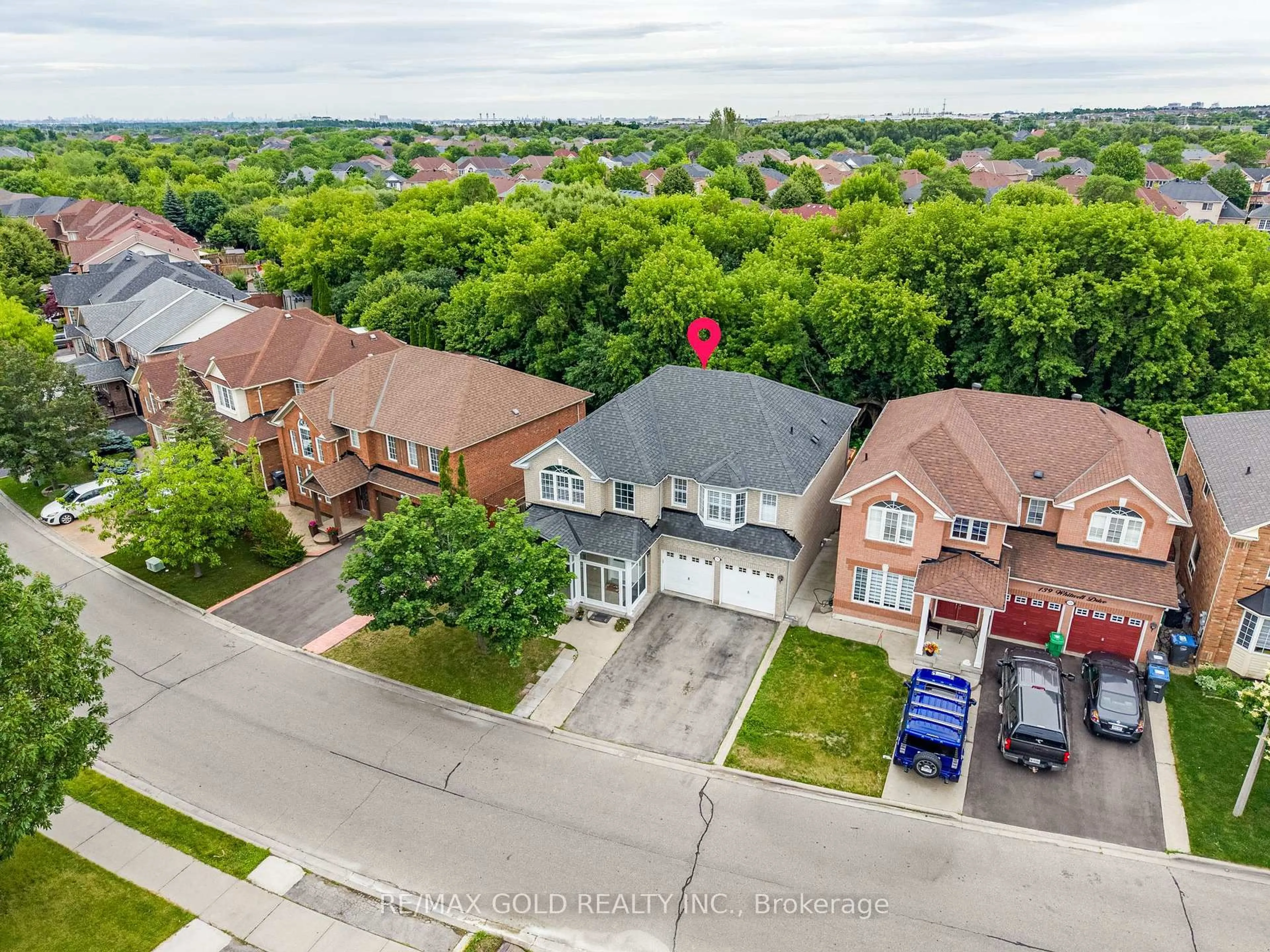 A pic from outside/outdoor area/front of a property/back of a property/a pic from drone, street for 141 Whitwell Dr, Brampton Ontario L6P 1L2