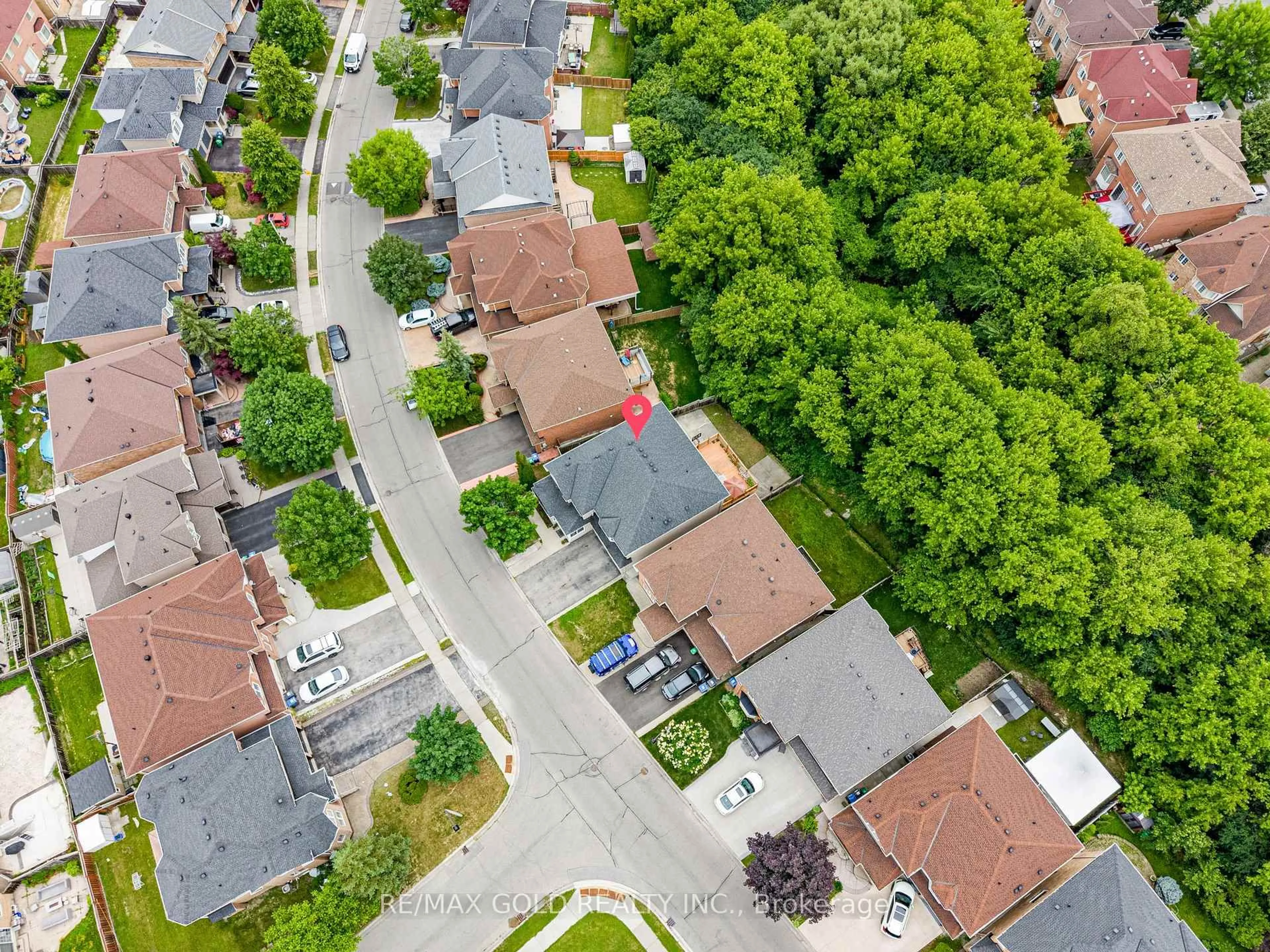 A pic from outside/outdoor area/front of a property/back of a property/a pic from drone, street for 141 Whitwell Dr, Brampton Ontario L6P 1L2