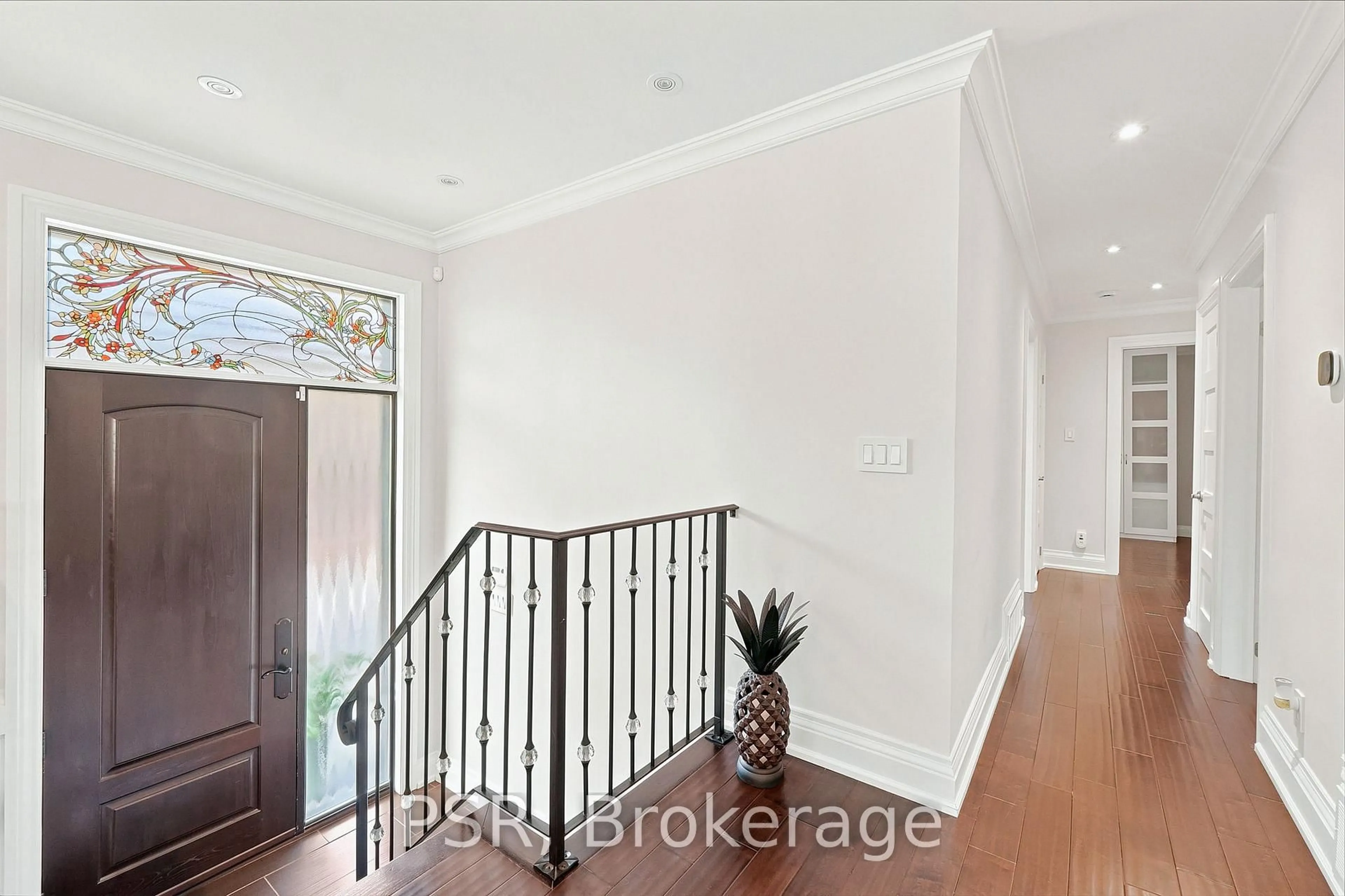 Indoor entryway for 61 Robinglade Dr, Toronto Ontario M9B 2R2