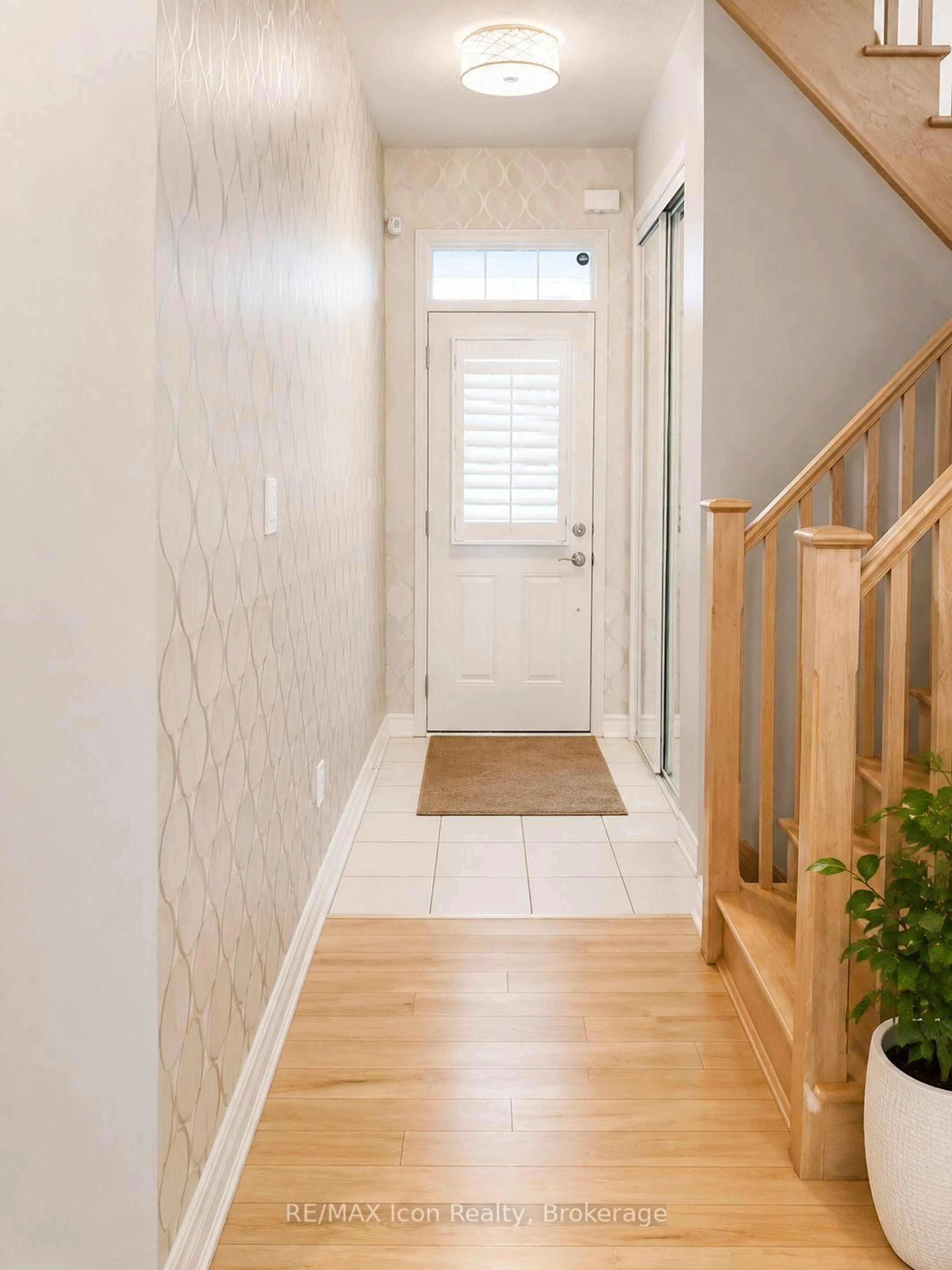 Indoor entryway for 371 Powadiuk Pl, Milton Ontario L9T 8Y1