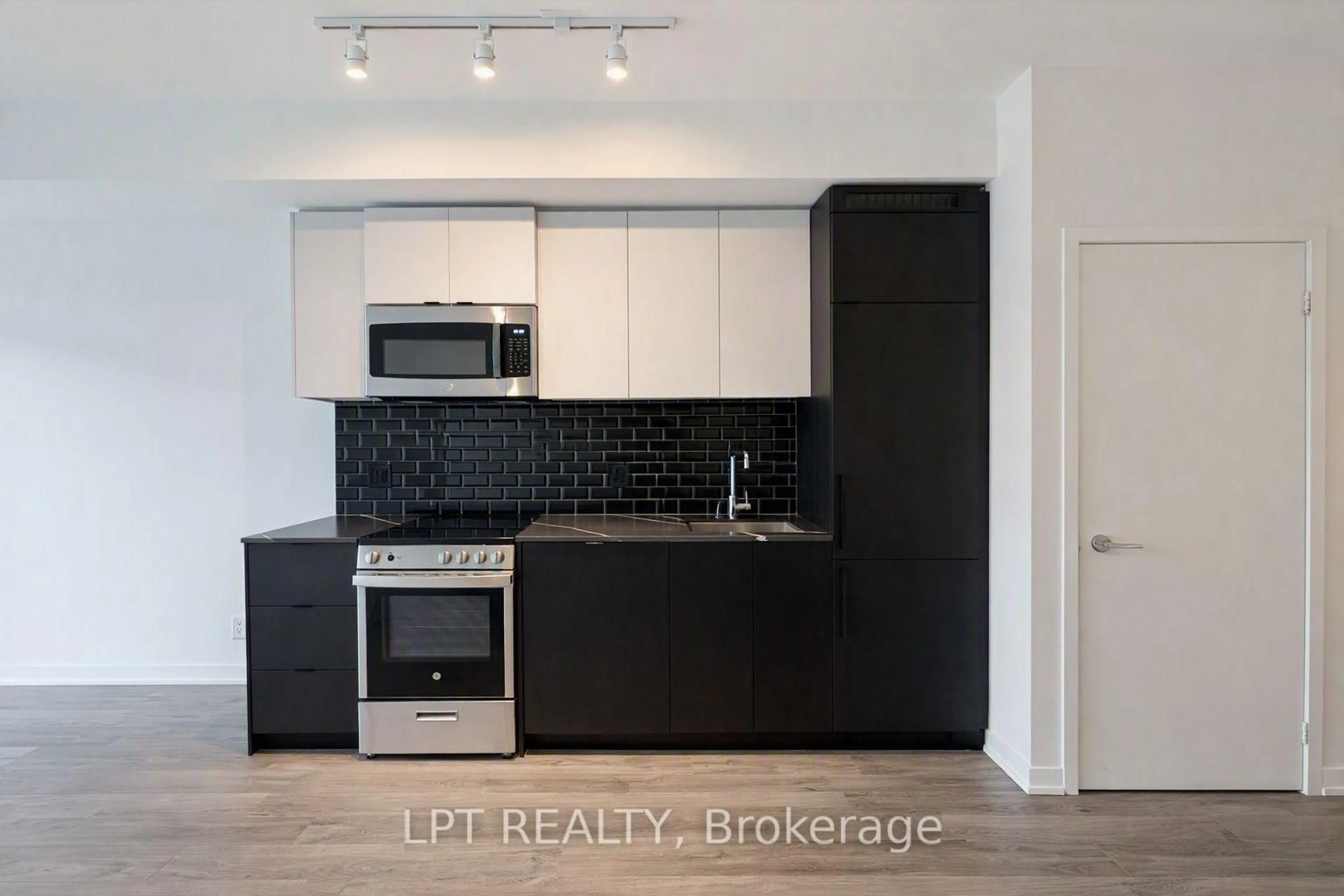 Standard kitchen, wood/laminate floor for 285 Dufferin St #609, Toronto Ontario M6K 0J2