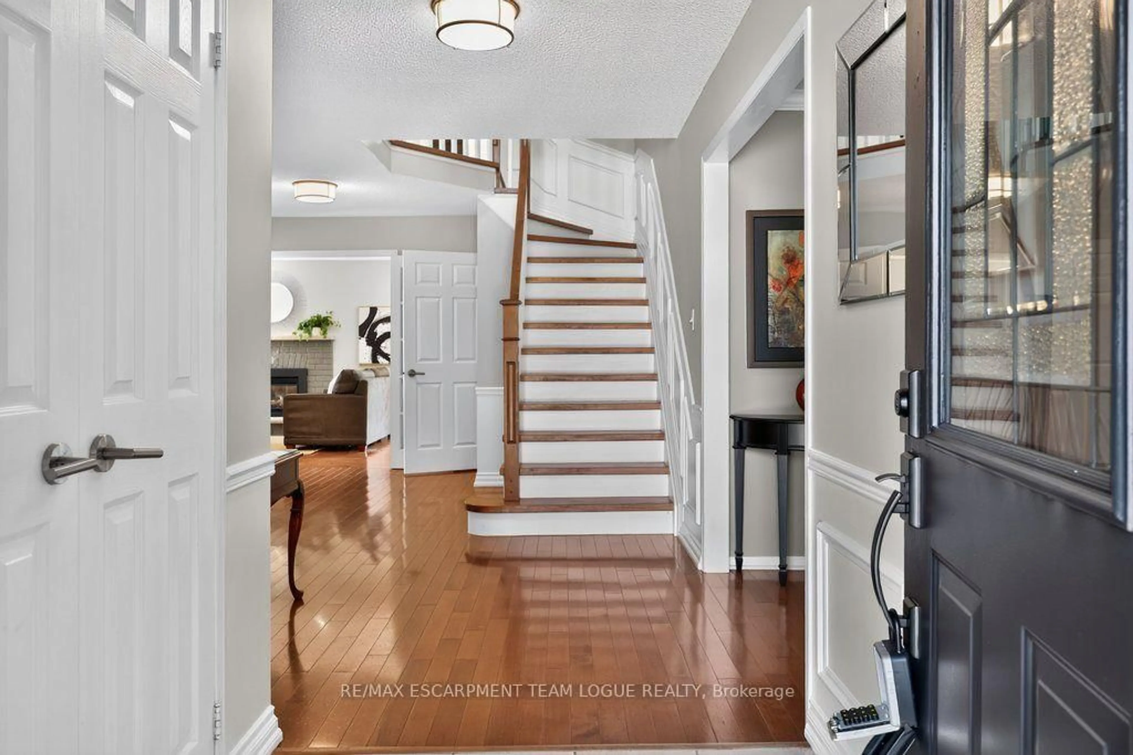 Indoor entryway for 2114 Country Club Dr, Burlington Ontario L7M 4A5