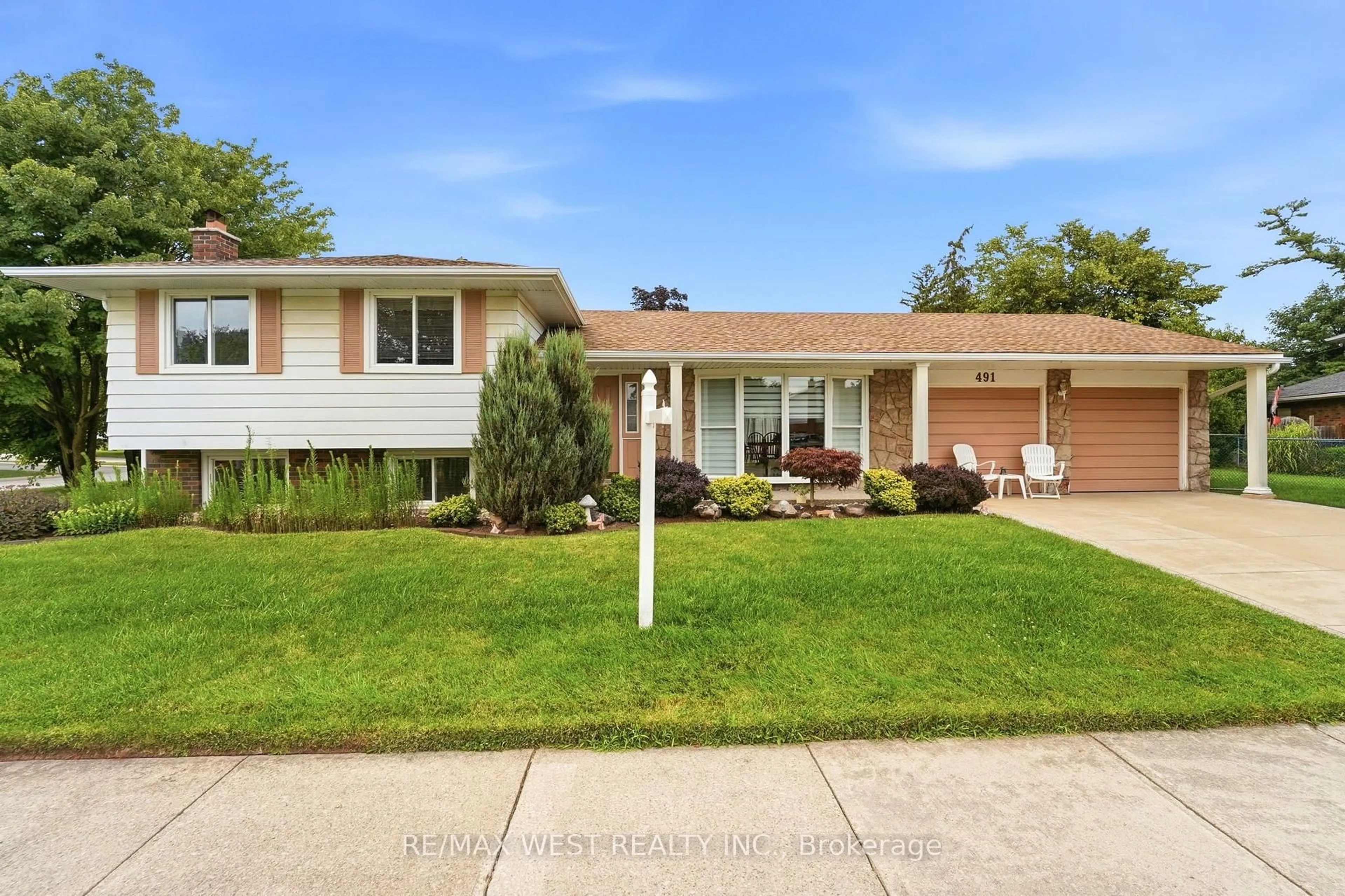 Home with vinyl exterior material, street for 491 Shannon Cres, Burlington Ontario L7L 2R6