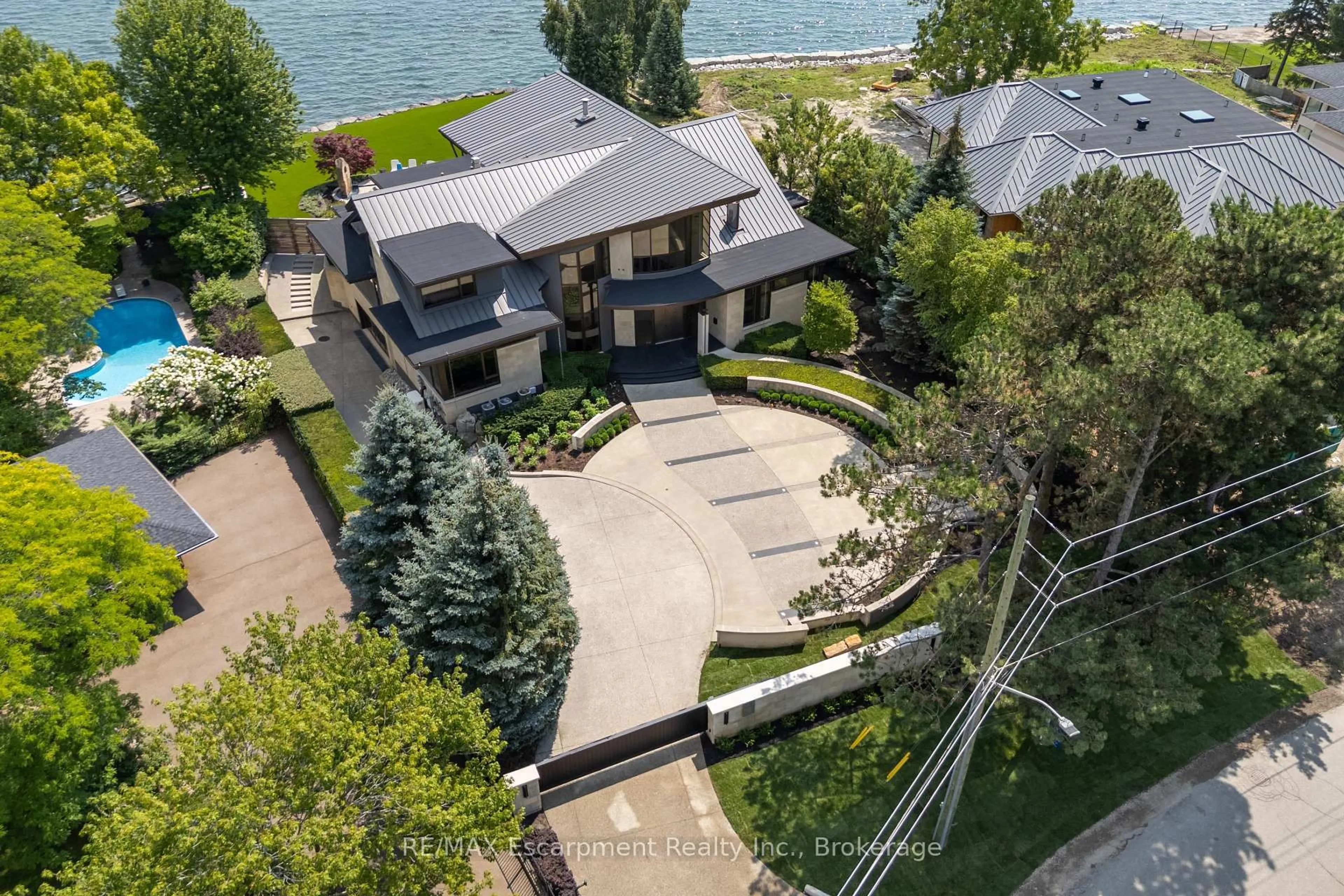 A pic from outside/outdoor area/front of a property/back of a property/a pic from drone, water/lake/river/ocean view for 1540 WATERSEDGE Rd, Mississauga Ontario L5J 1A4