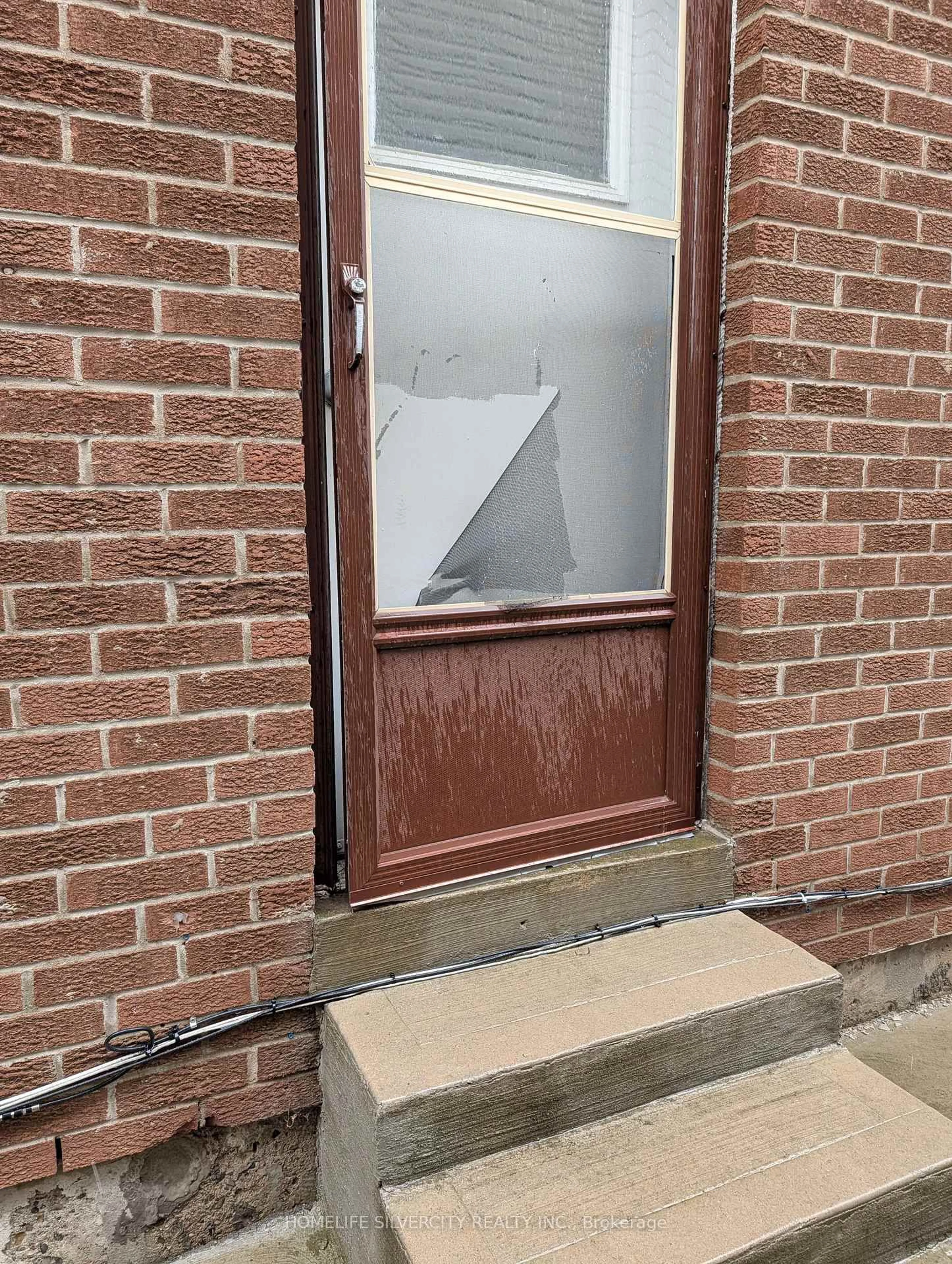 Indoor entryway for 117 Simmons Blvd, Brampton Ontario L6V 3X4