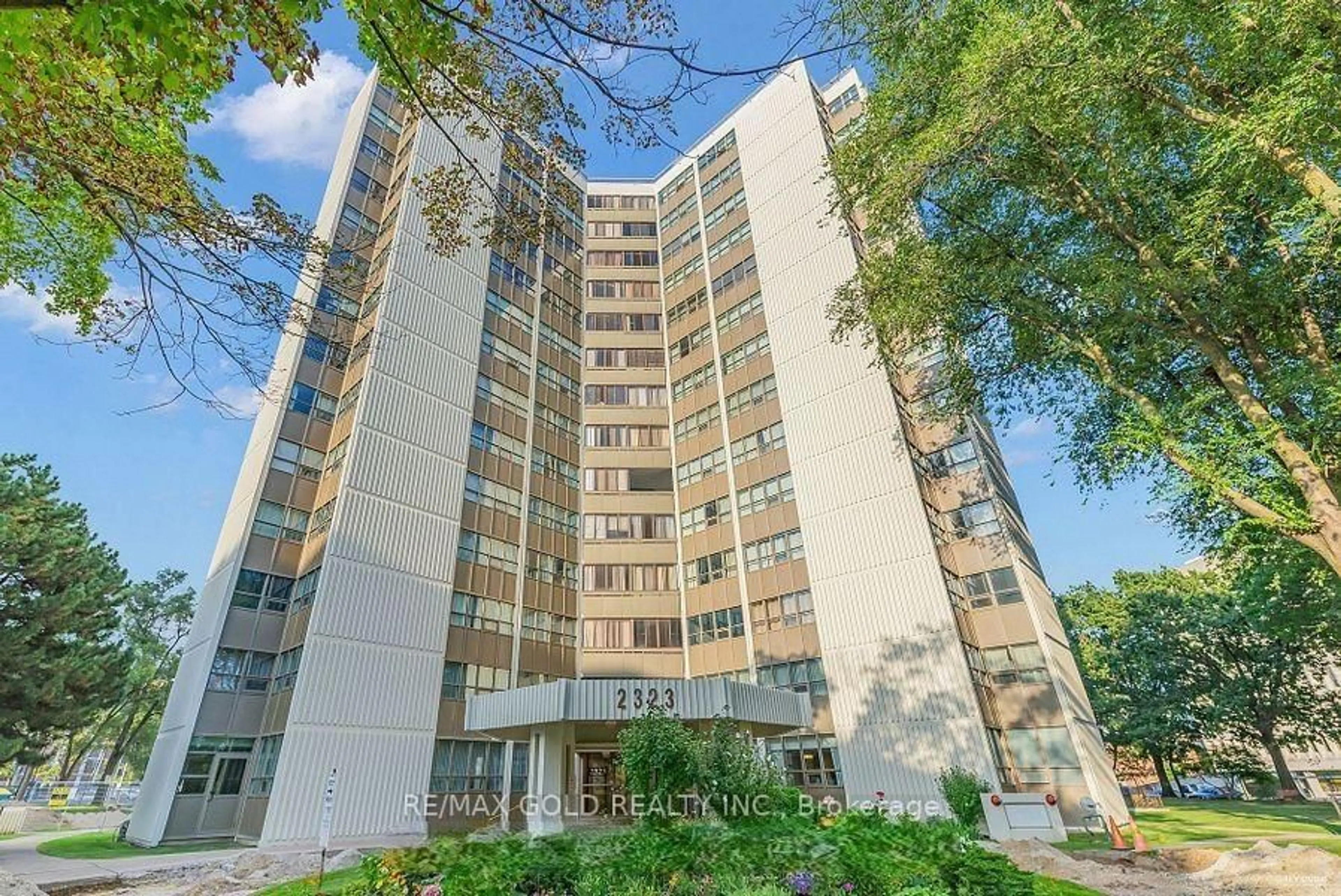 Indoor foyer for 2323 Confederation Pkwy #1204, Mississauga Ontario L5B 1R6