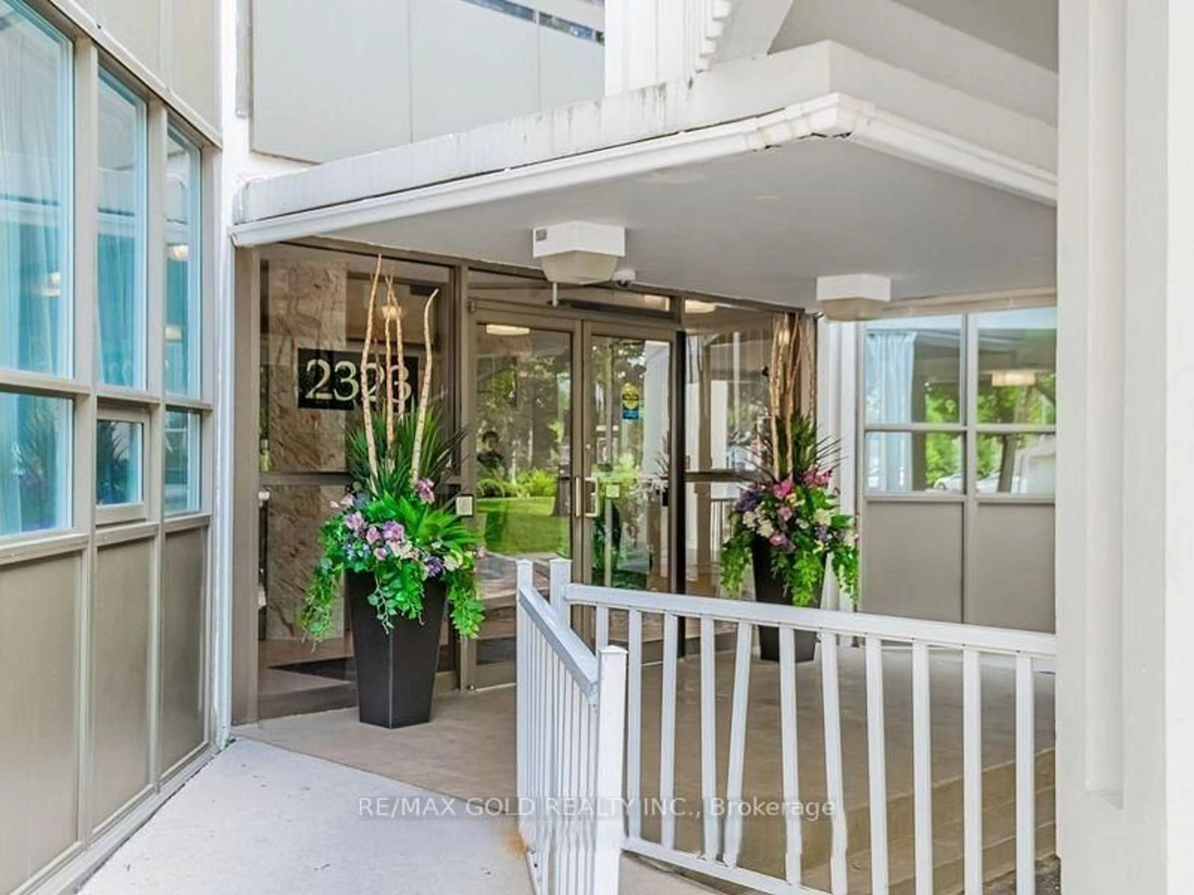 Indoor foyer for 2323 Confederation Pkwy #1204, Mississauga Ontario L5B 1R6
