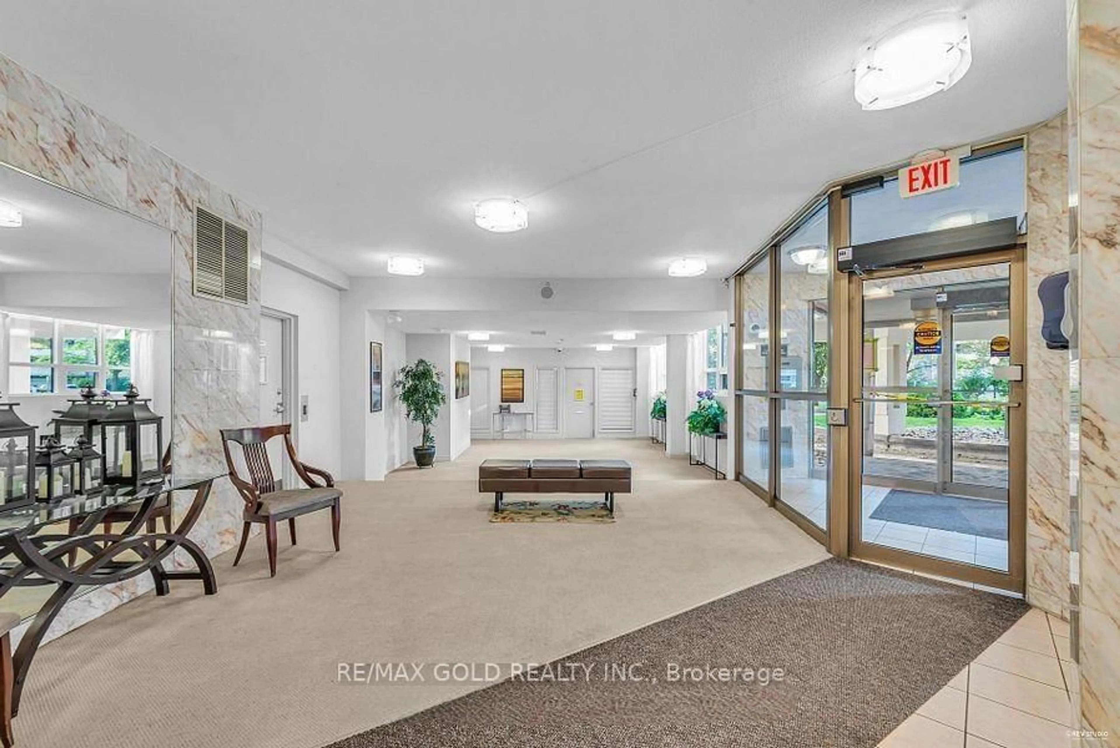 Indoor foyer for 2323 Confederation Pkwy #1204, Mississauga Ontario L5B 1R6