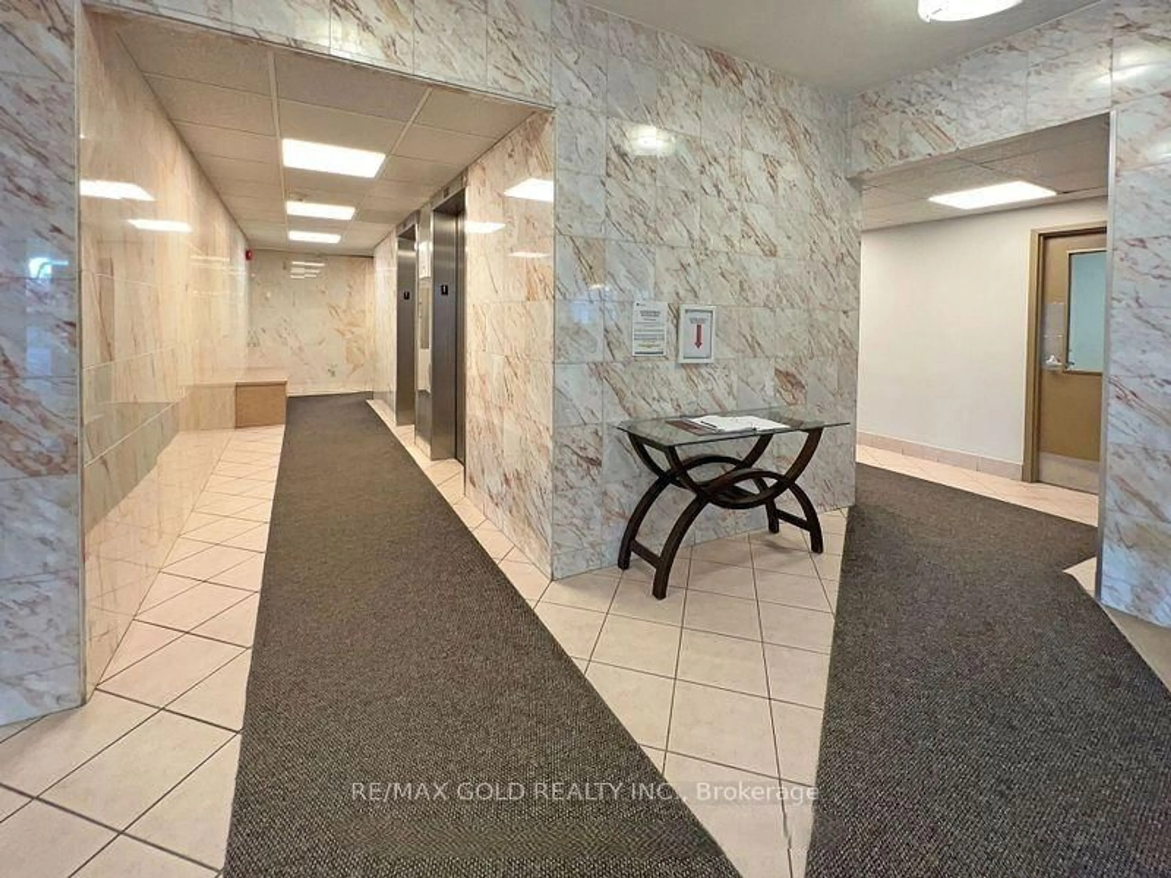 Indoor foyer for 2323 Confederation Pkwy #1204, Mississauga Ontario L5B 1R6