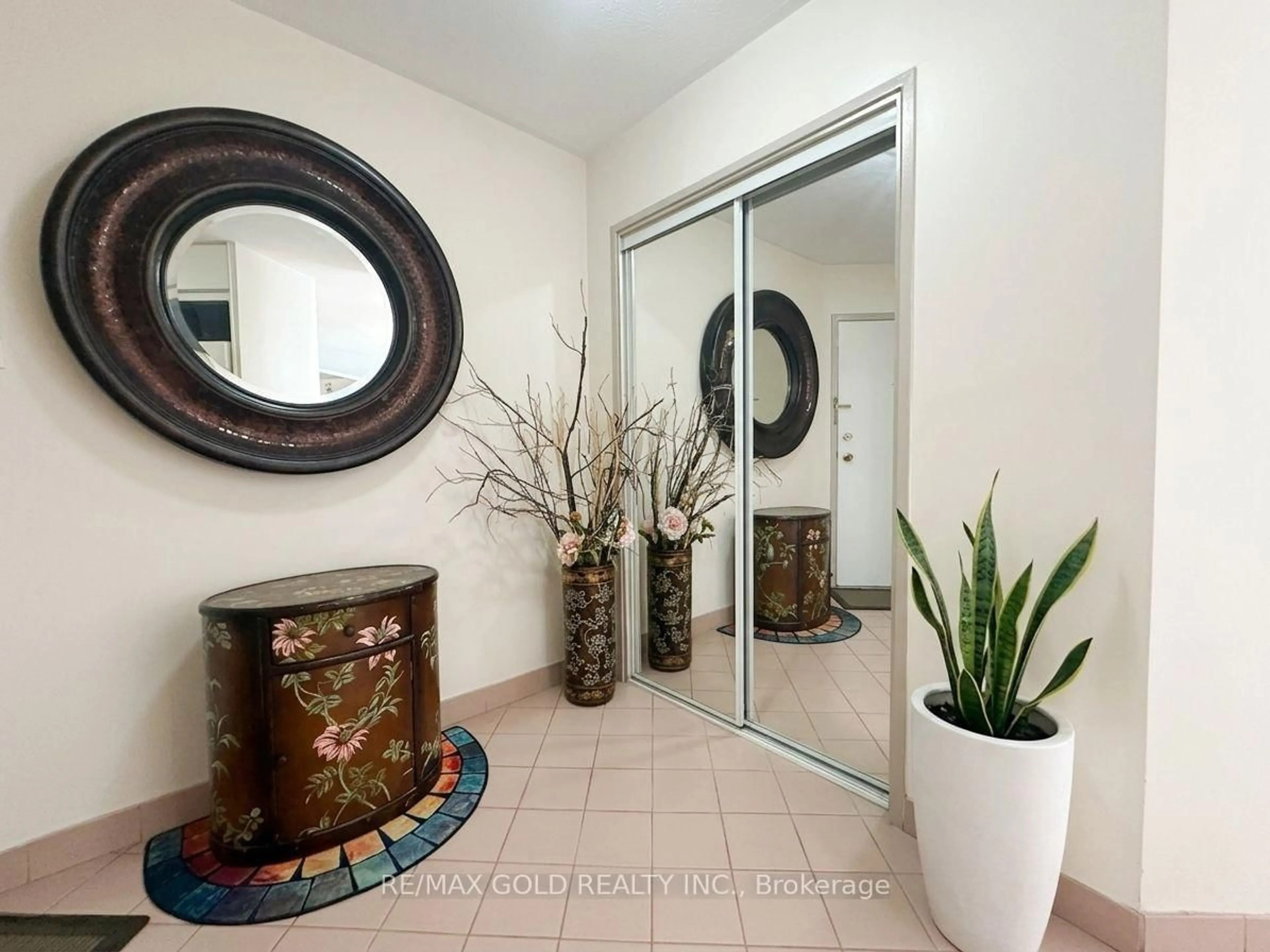 Indoor entryway for 2323 Confederation Pkwy #1204, Mississauga Ontario L5B 1R6