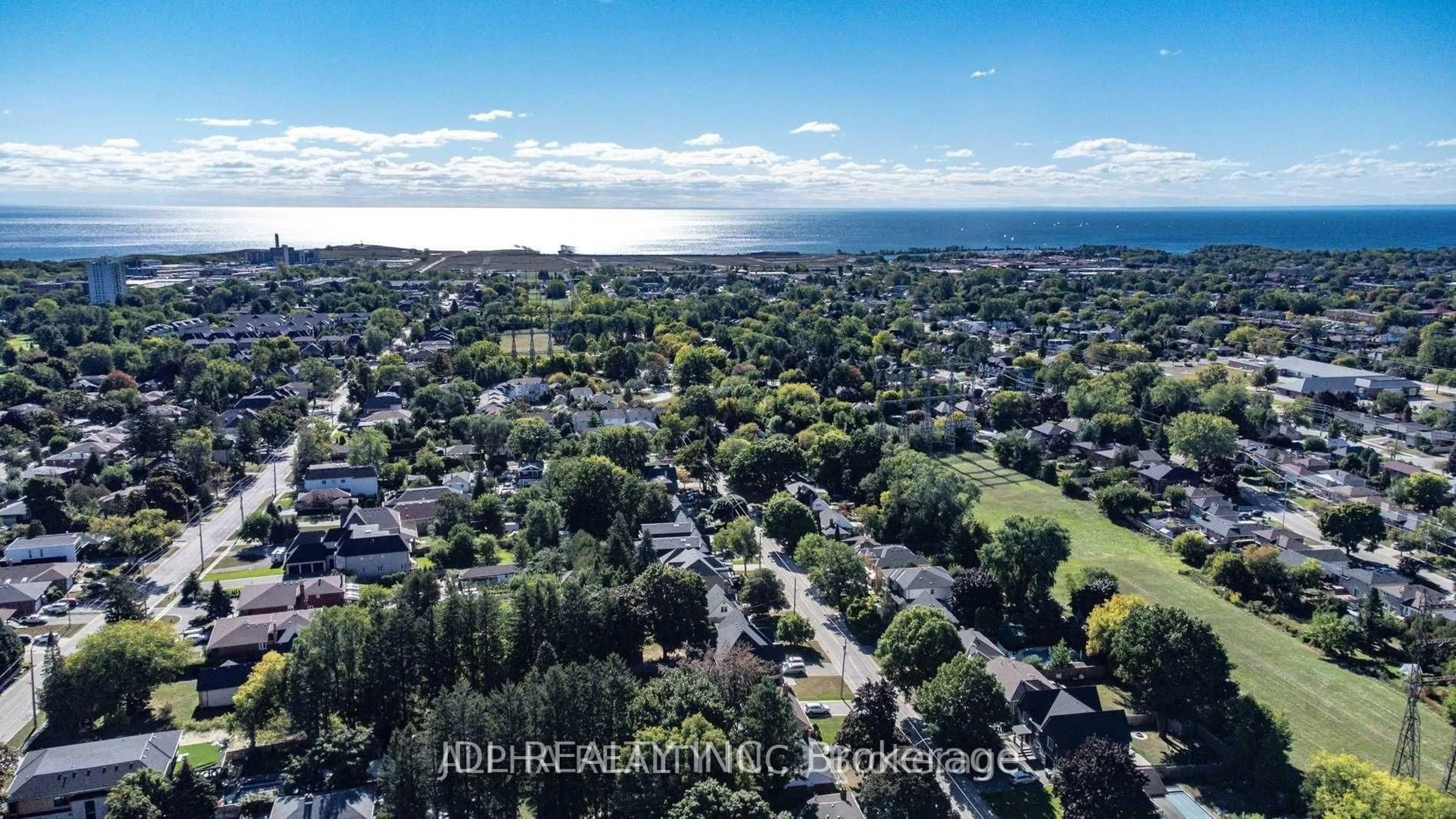 A pic from outside/outdoor area/front of a property/back of a property/a pic from drone, unknown for 1436 Haig Blvd, Mississauga Ontario L5E 2N1