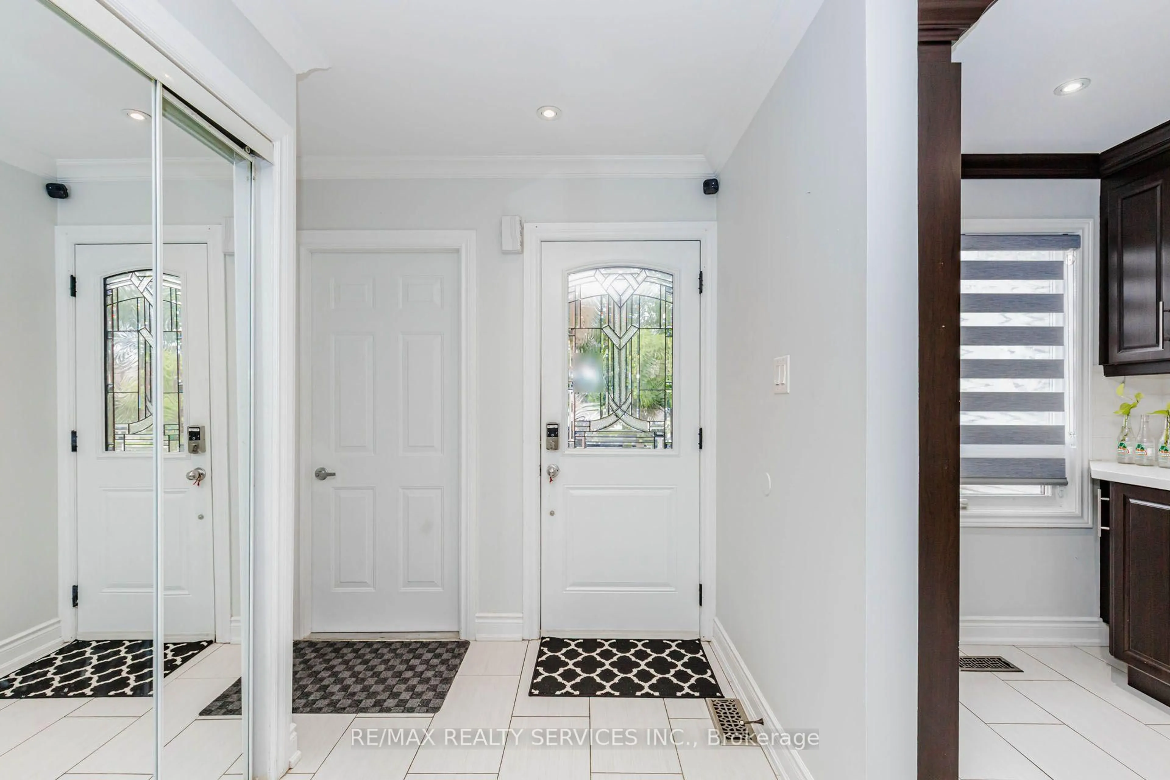 Indoor entryway for 20 Murdoch Dr, Brampton Ontario L6X 3Y2