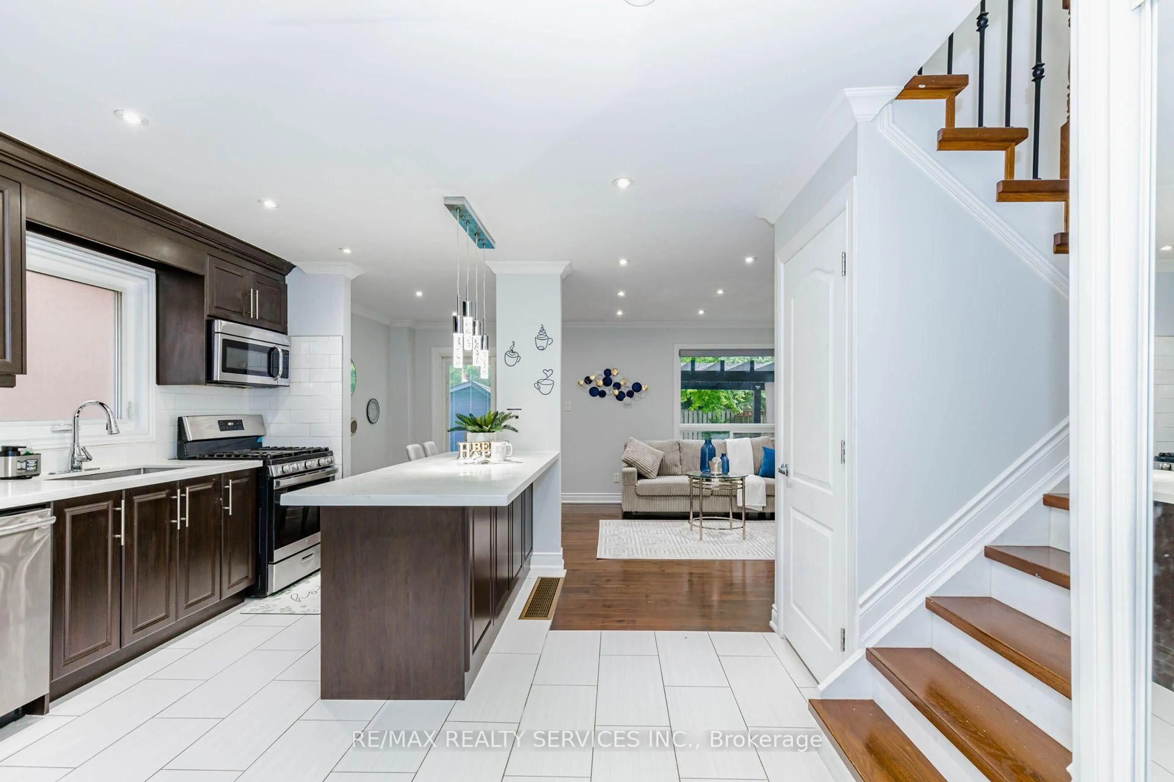 Open concept kitchen, ceramic/tile floor for 20 Murdoch Dr, Brampton Ontario L6X 3Y2