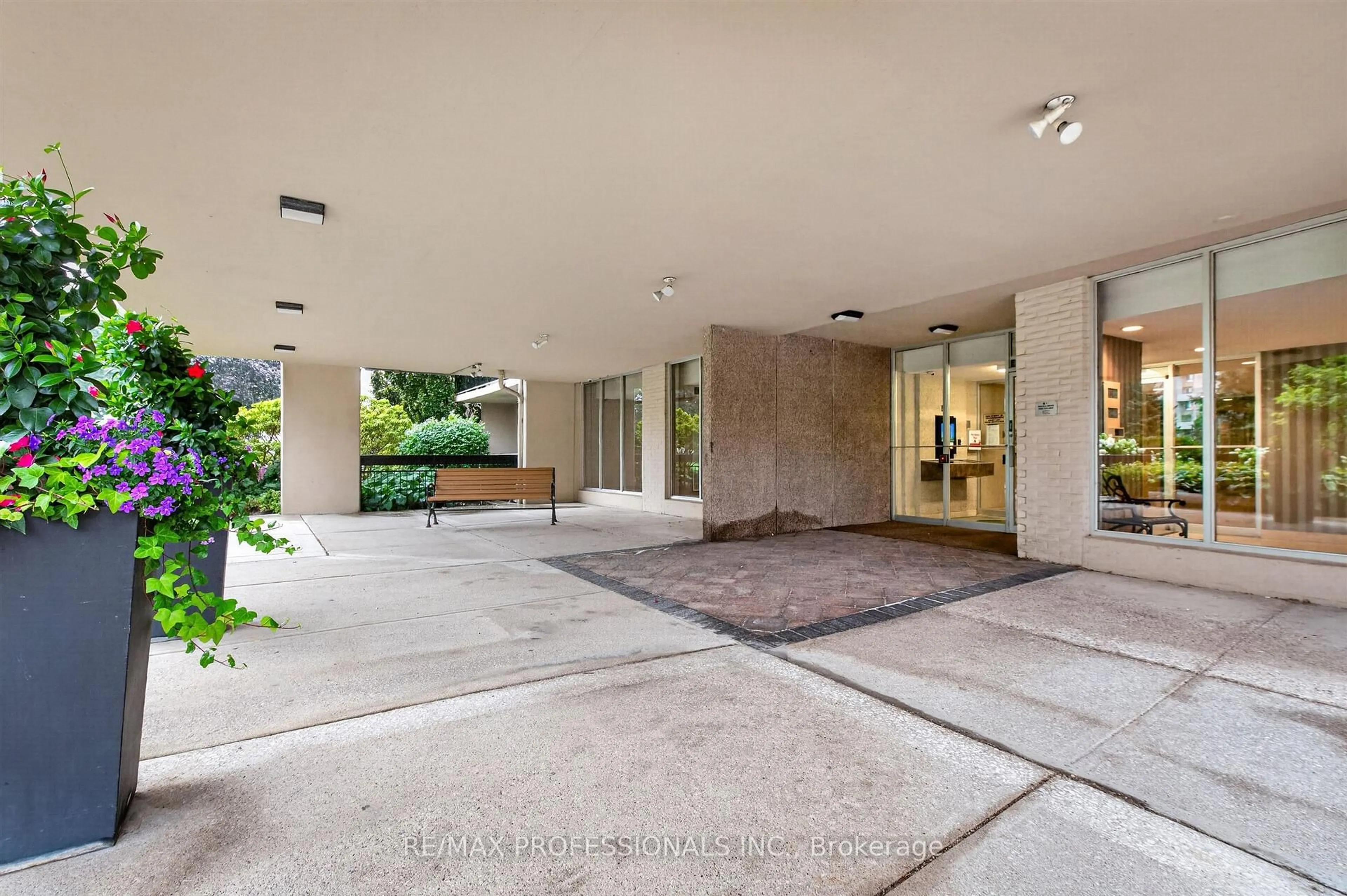 Indoor foyer for 299 Mill Rd #502, Toronto Ontario M9C 4V9