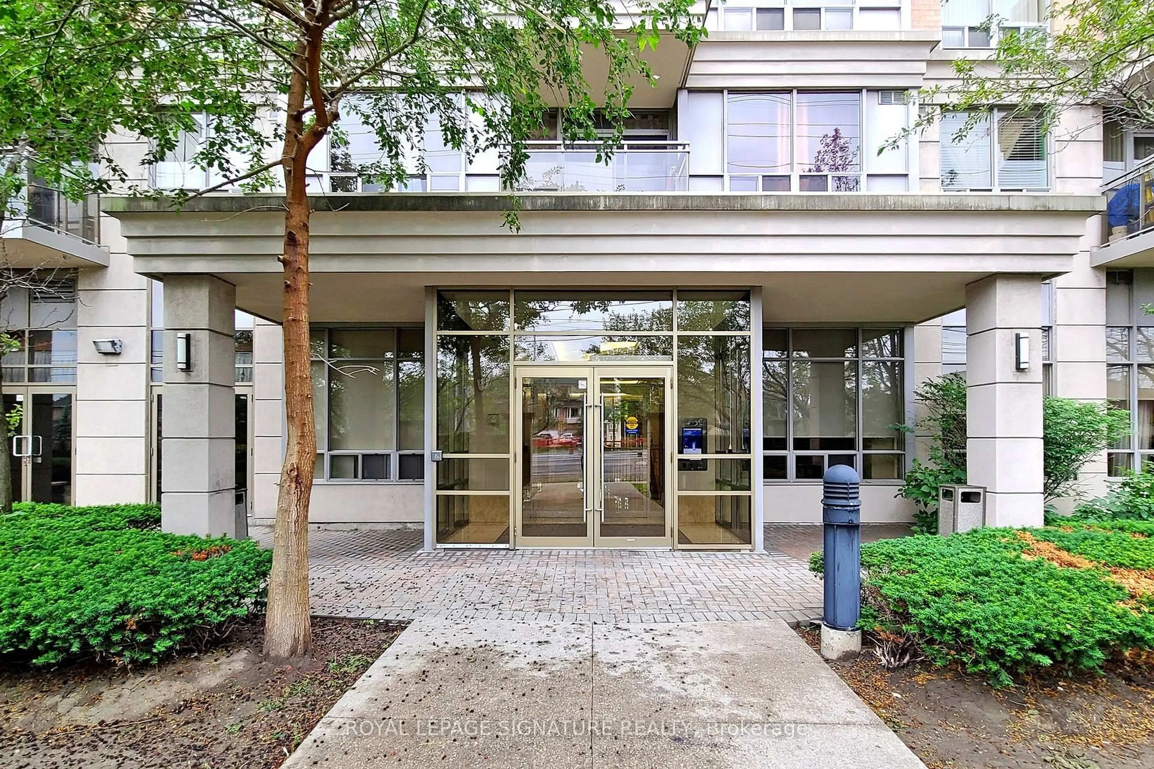 Indoor foyer for 55 Strathaven Dr #708, Mississauga Ontario L5R 4G9