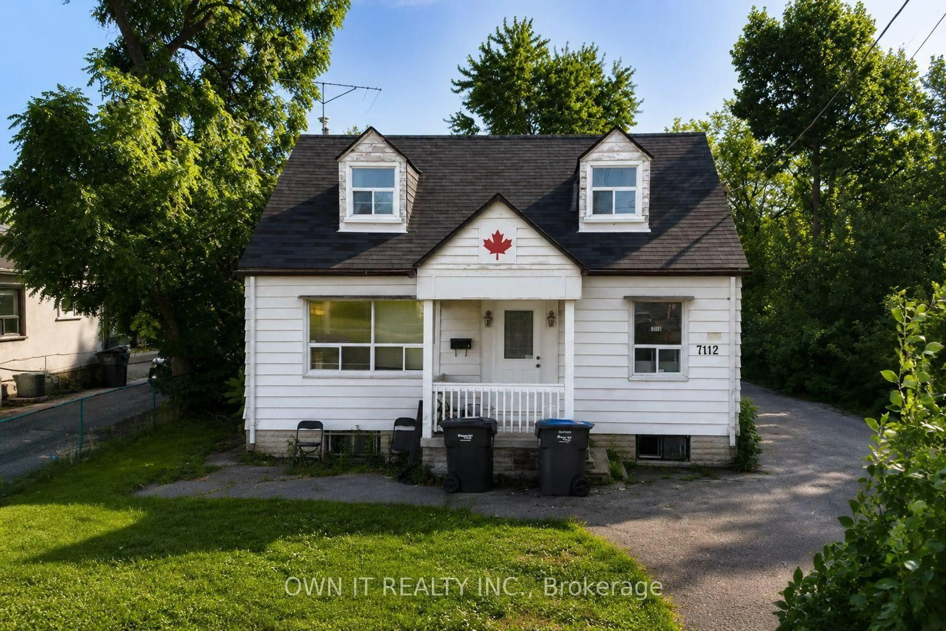 Home with vinyl exterior material, street for 7112 Goreway Dr, Mississauga Ontario L4T 2T6