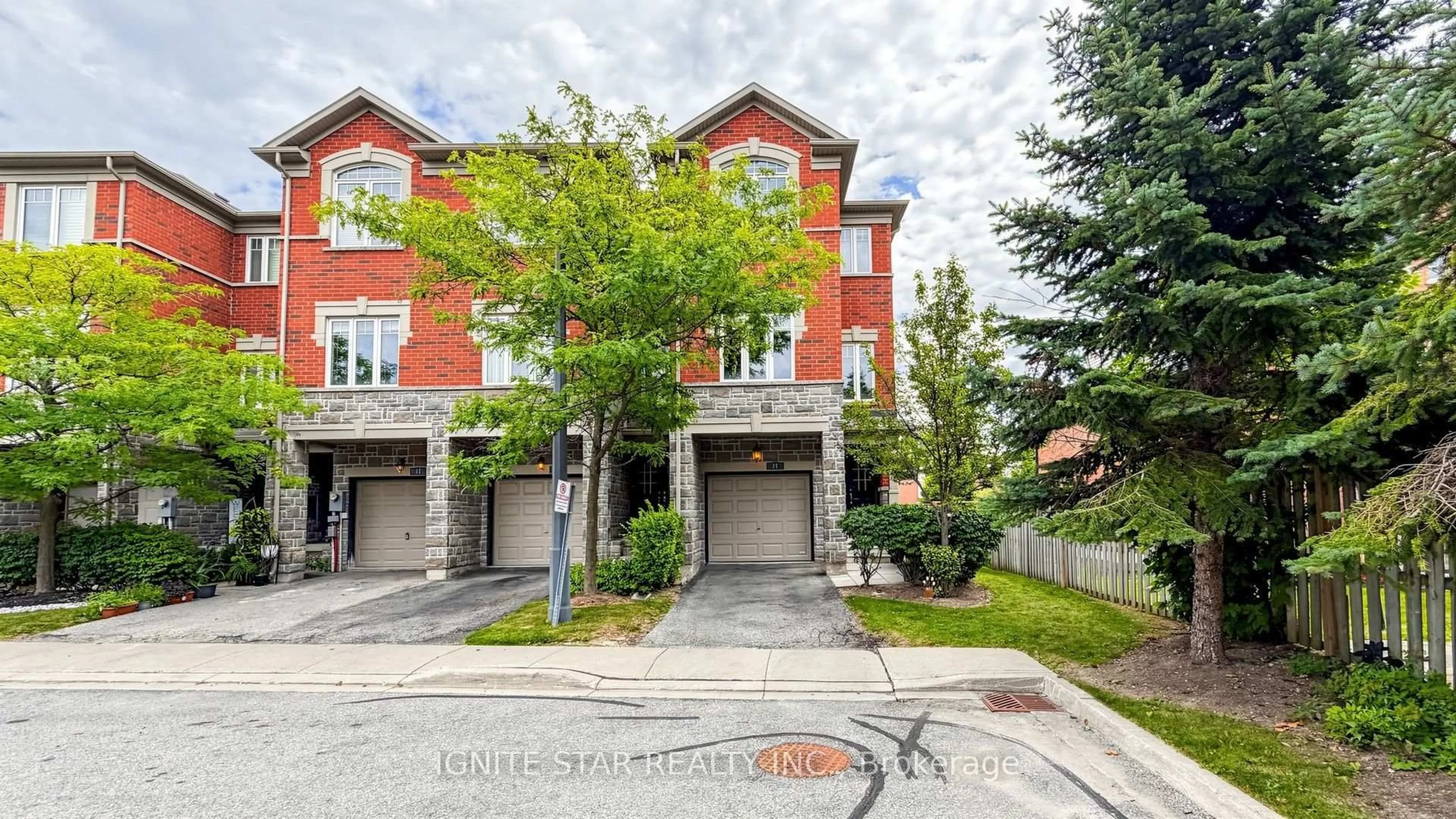 A pic from outside/outdoor area/front of a property/back of a property/a pic from drone, street for 2600 Glengarry Rd #21, Mississauga Ontario L5C 0A2