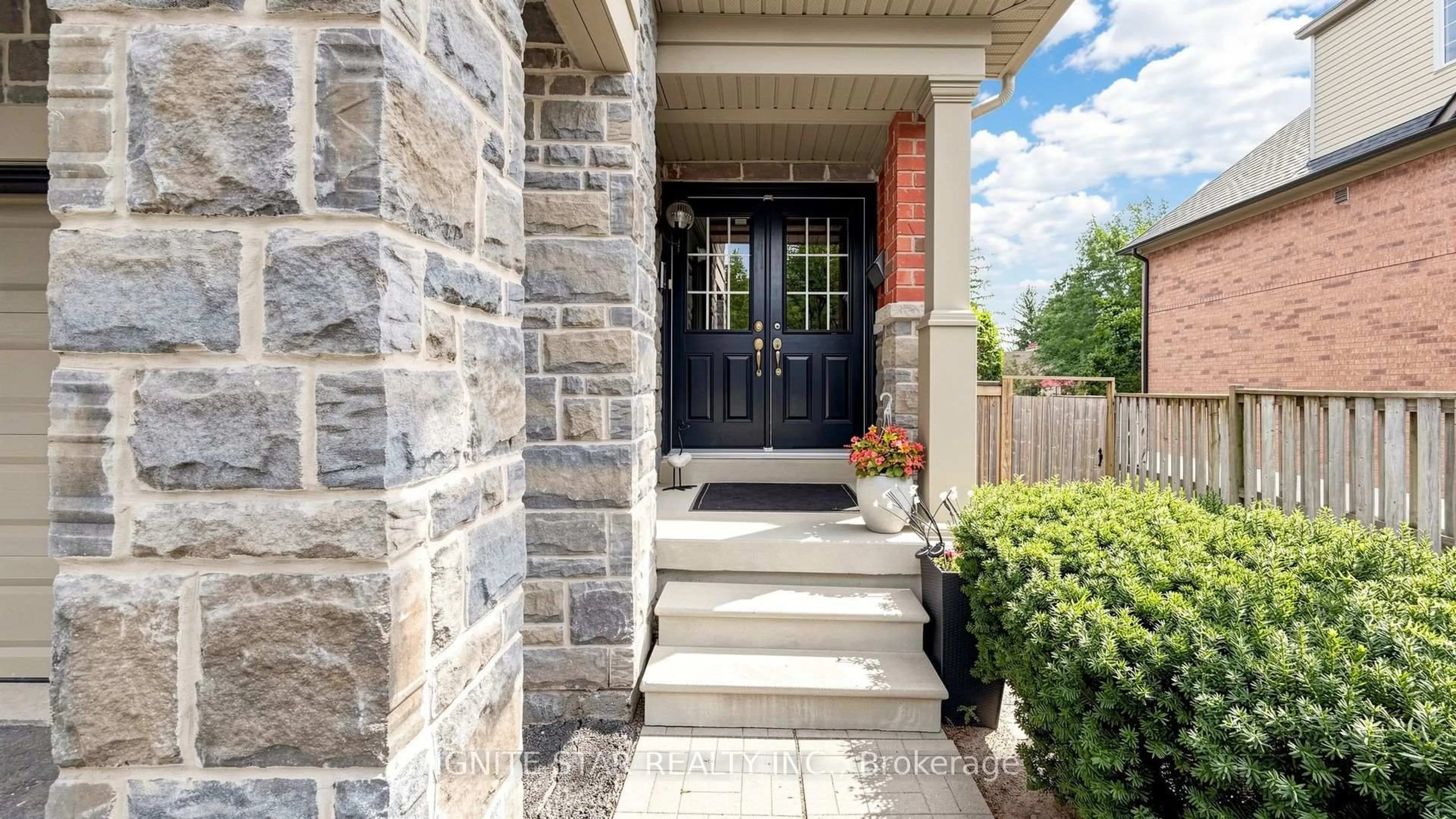 Home with brick exterior material, street for 2600 Glengarry Rd #21, Mississauga Ontario L5C 0A2