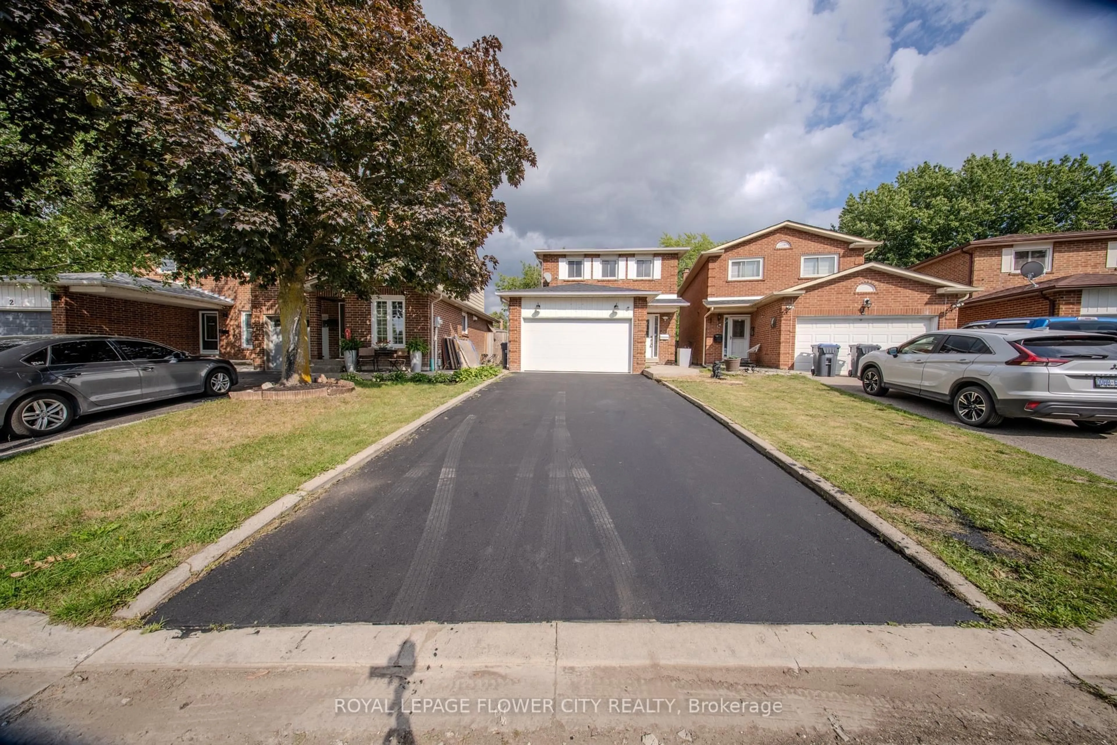 A pic from outside/outdoor area/front of a property/back of a property/a pic from drone, street for 6 Crenshaw Cres, Brampton Ontario L6Z 1W9