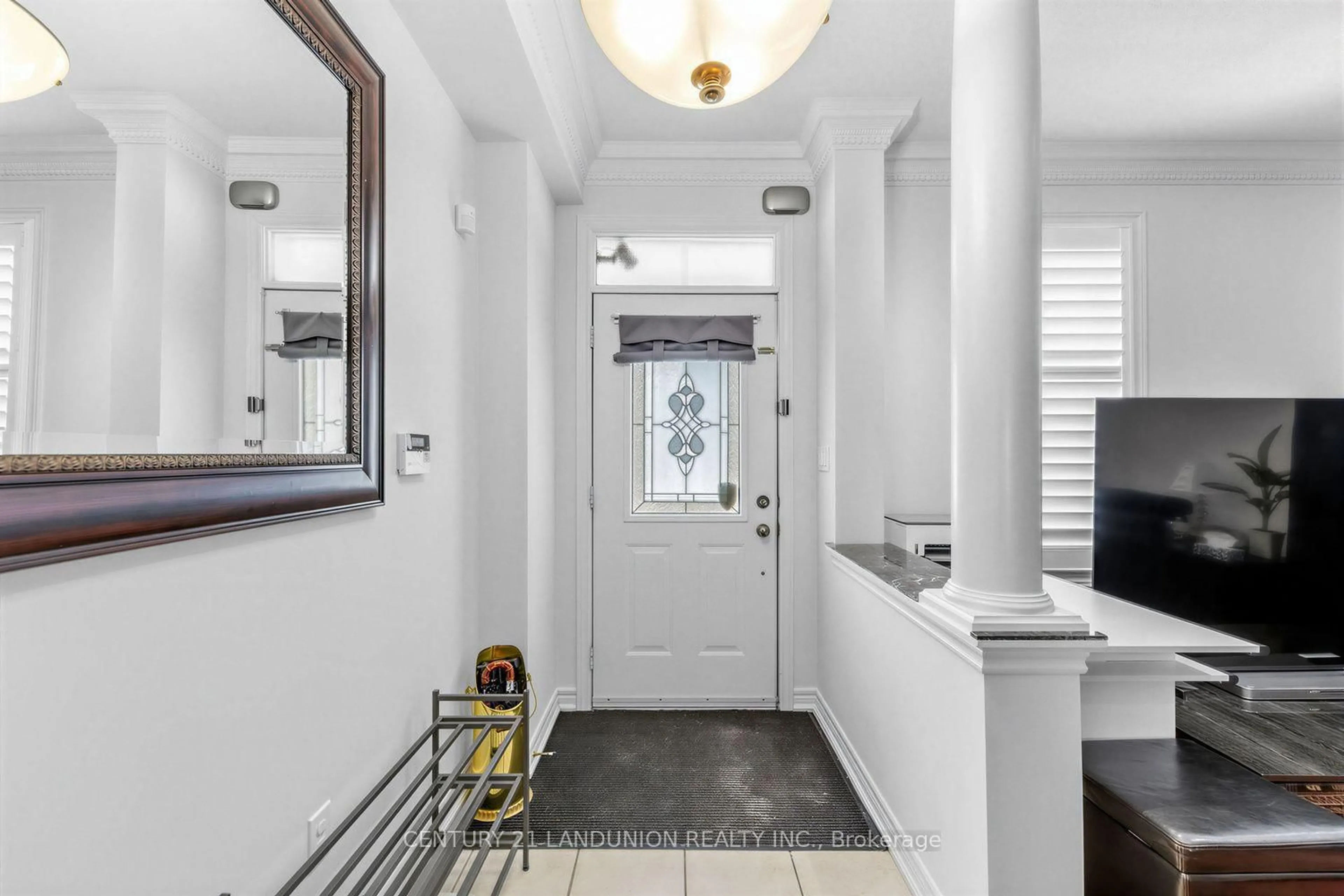 Indoor entryway for 28 Herzberg Gdns, Toronto Ontario M3J 3P4