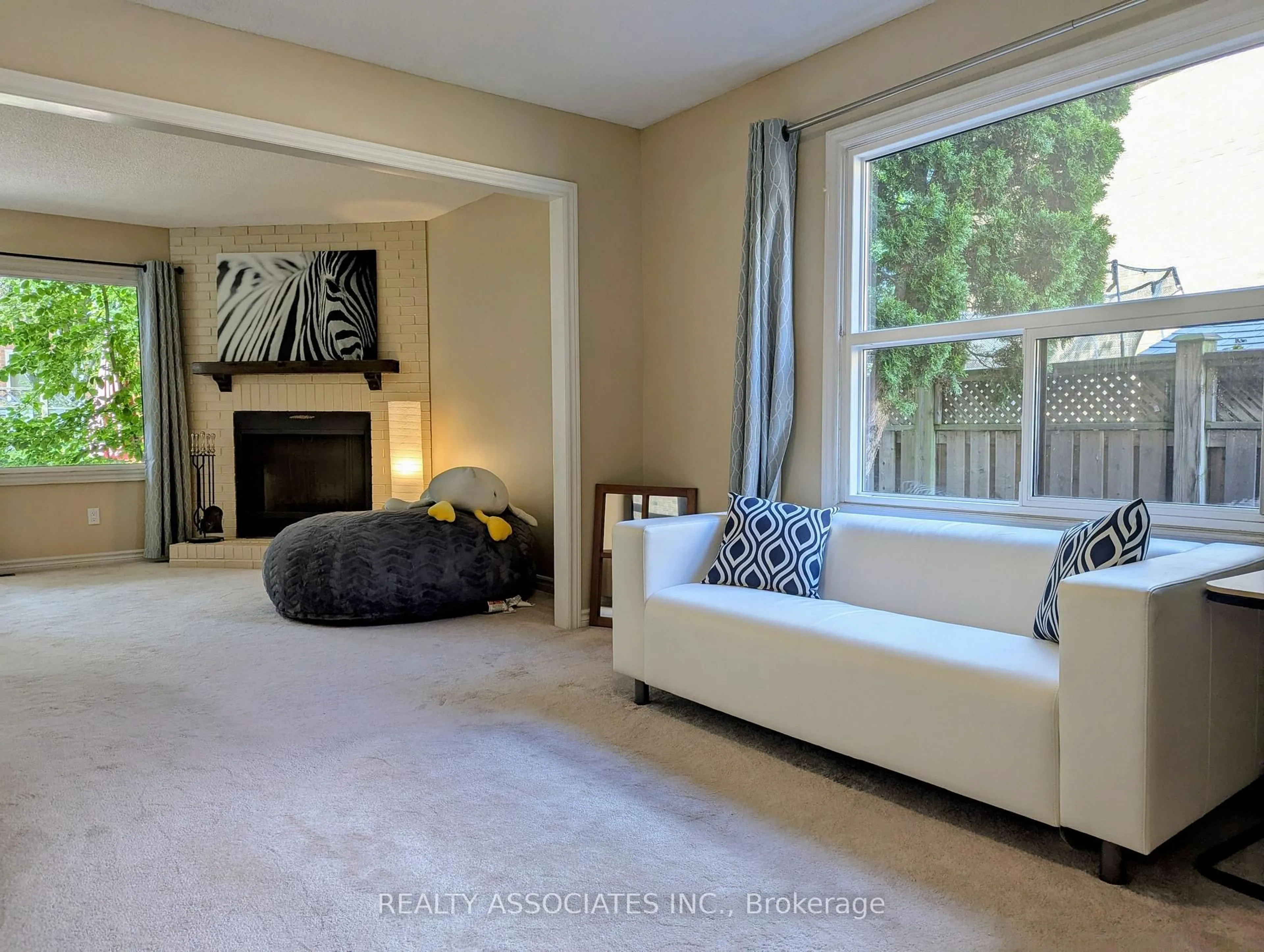 Living room with furniture, unknown for 3279 Charlebrook Crt, Mississauga Ontario L5L 5B4