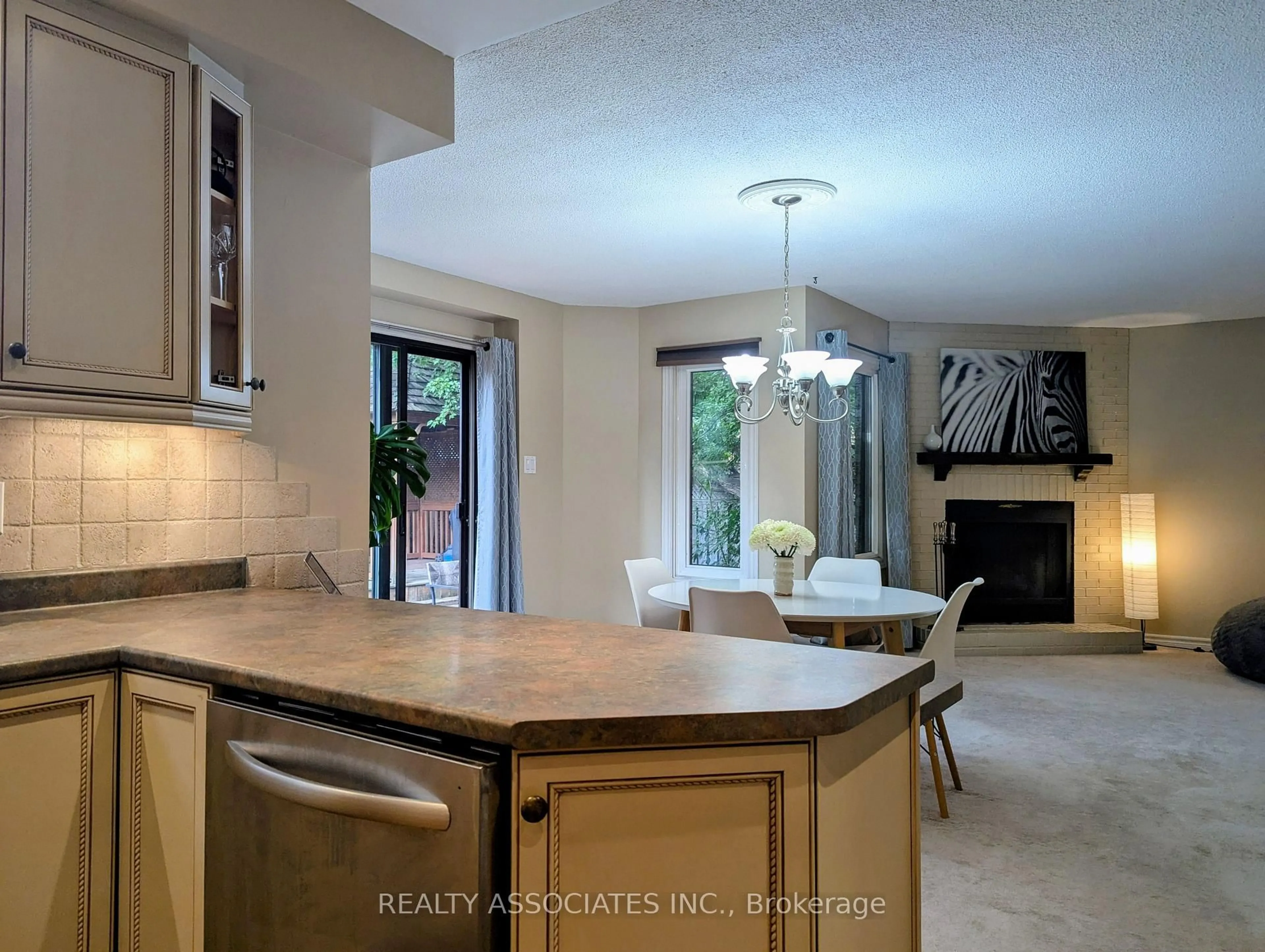 Open concept kitchen, ceramic/tile floor for 3279 Charlebrook Crt, Mississauga Ontario L5L 5B4