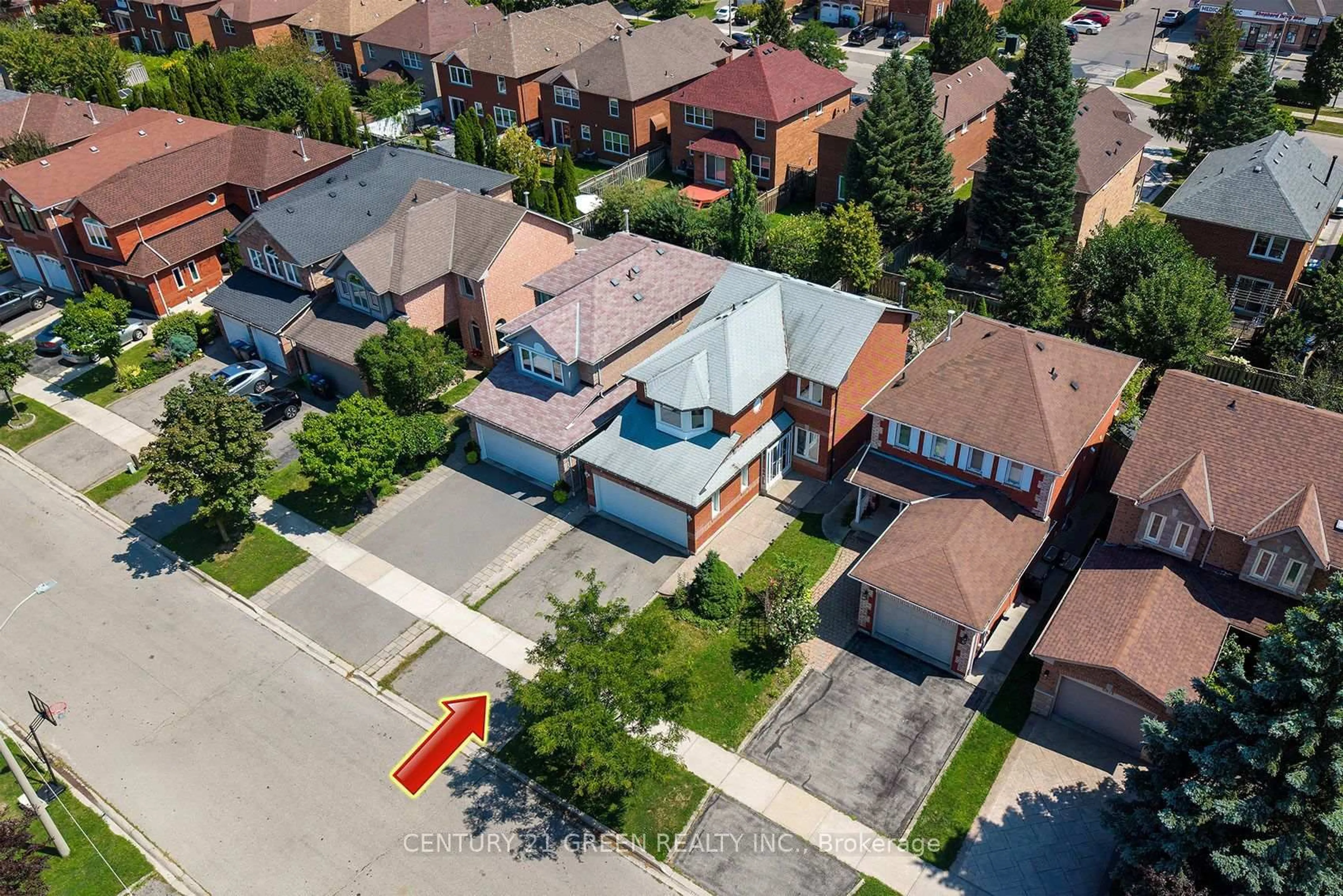 A pic from outside/outdoor area/front of a property/back of a property/a pic from drone, street for 5806 Mersey St, Mississauga Ontario L5V 1V9