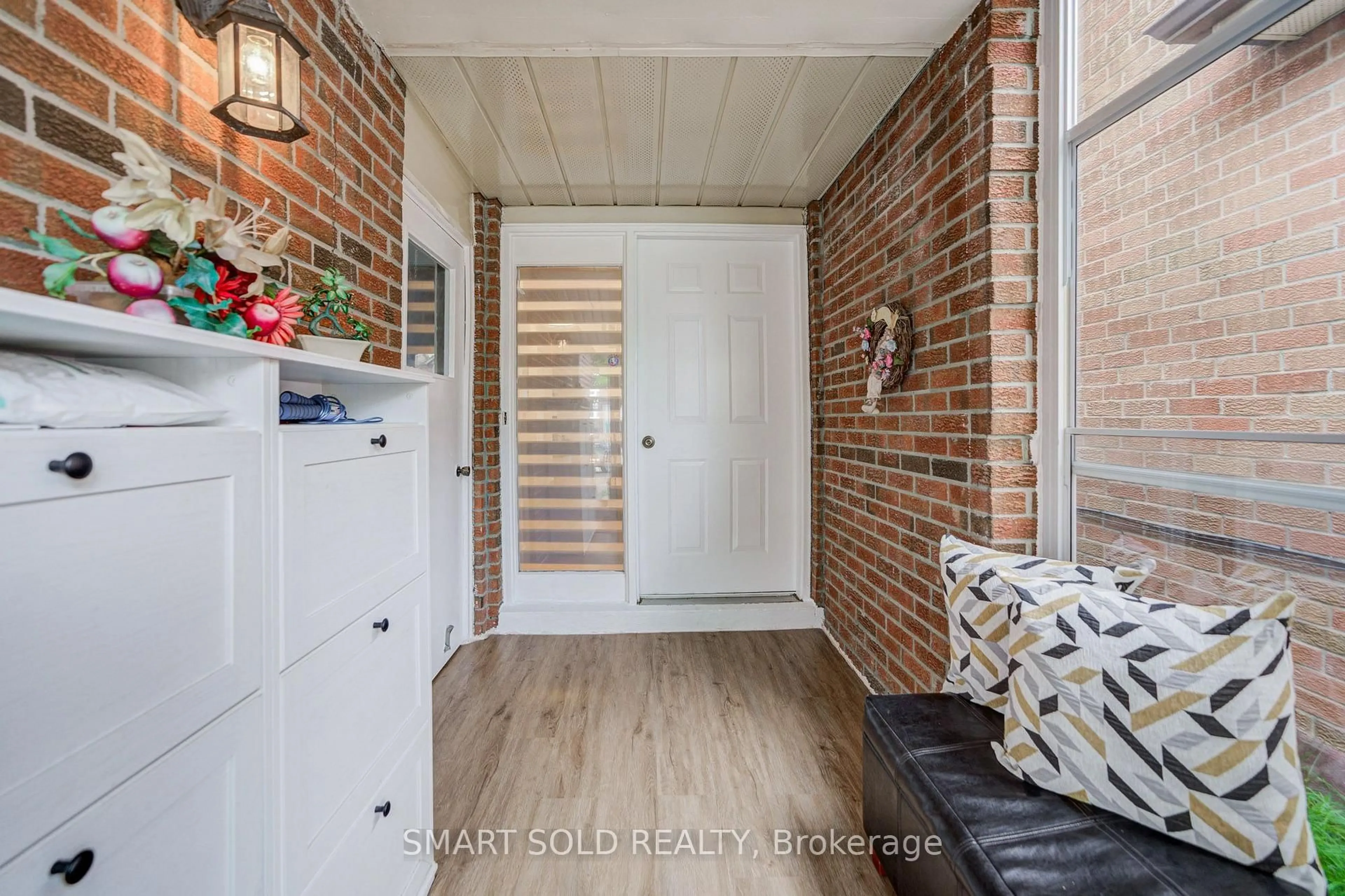 Indoor entryway for 857 Messenger Meadow Dr, Mississauga Ontario L5C 3T1