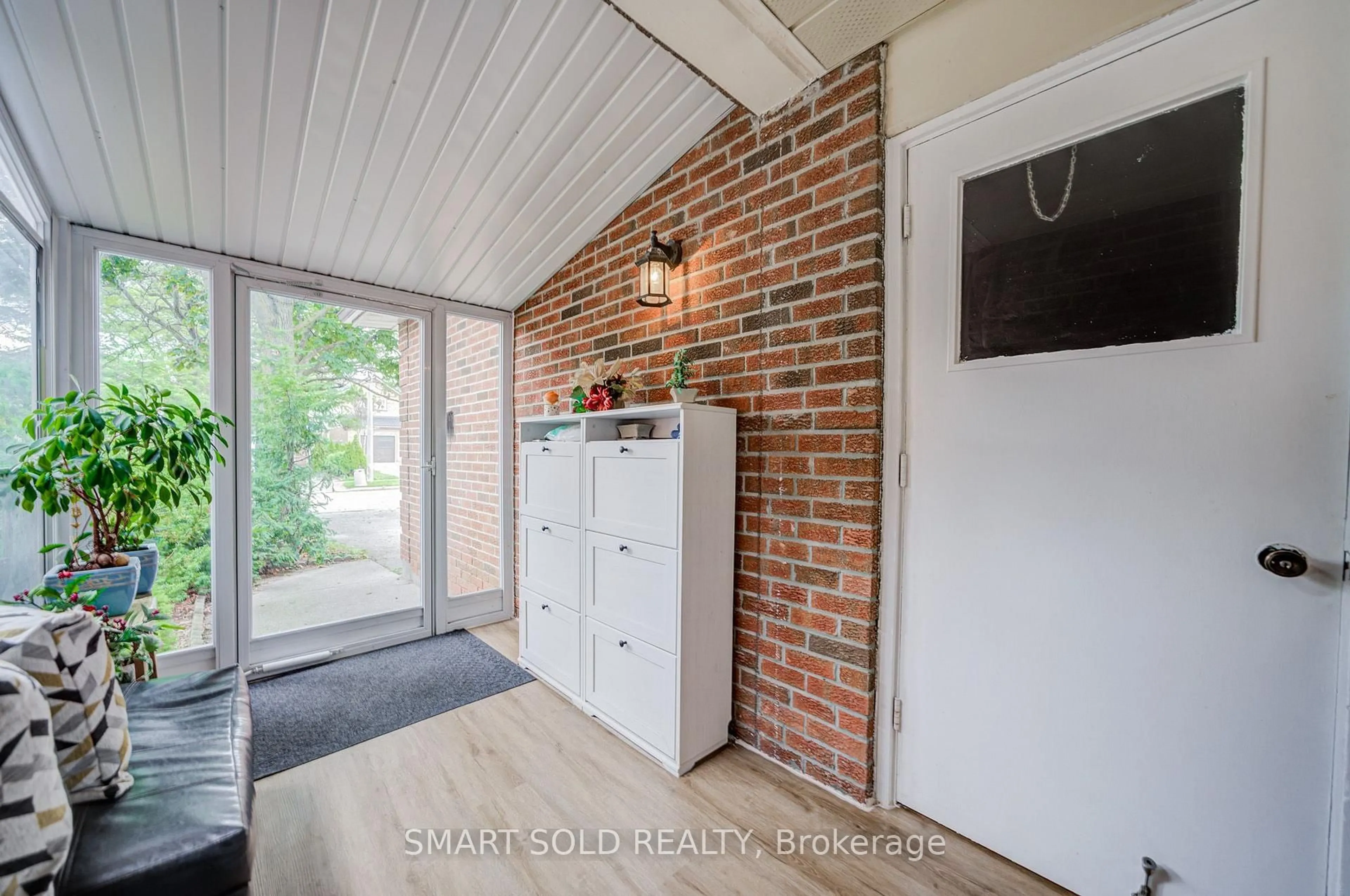 Indoor entryway for 857 Messenger Meadow Dr, Mississauga Ontario L5C 3T1