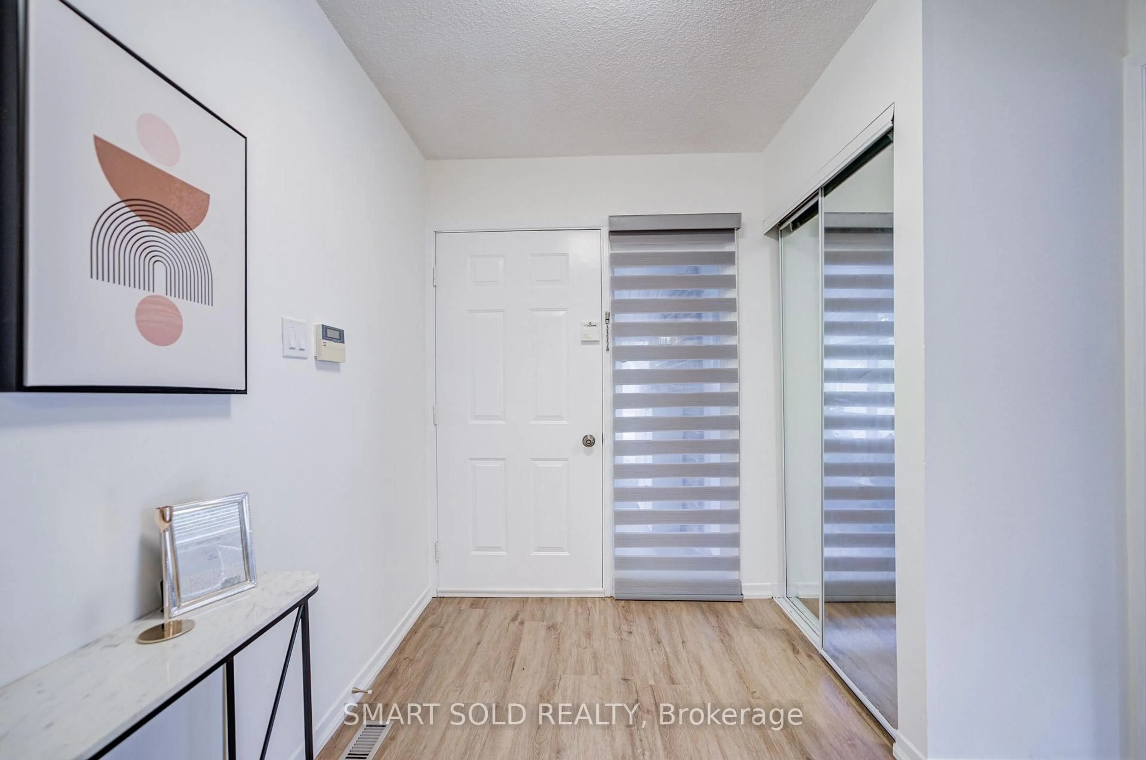 Indoor entryway for 857 Messenger Meadow Dr, Mississauga Ontario L5C 3T1