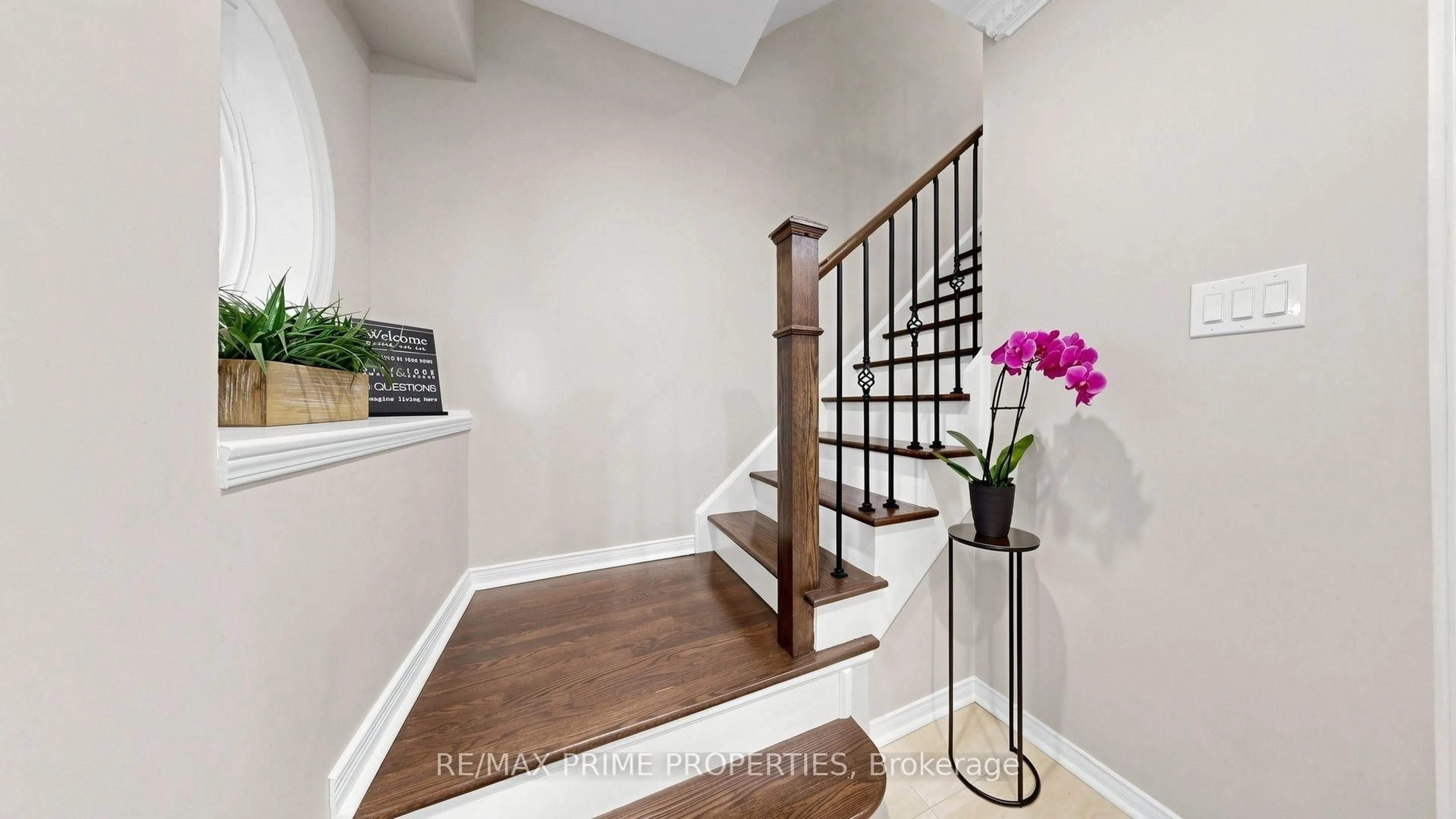 Indoor entryway for 1084 Queen St #18B, Mississauga Ontario L5H 4K4