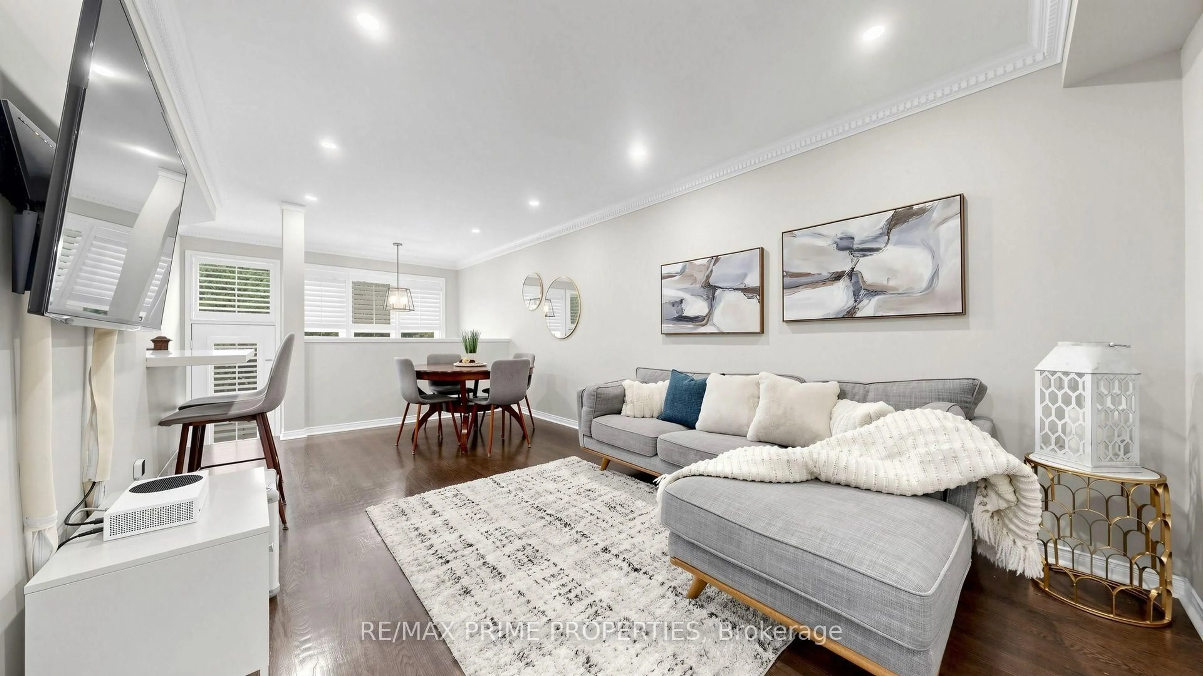 Living room with furniture, wood/laminate floor for 1084 Queen St #18B, Mississauga Ontario L5H 4K4