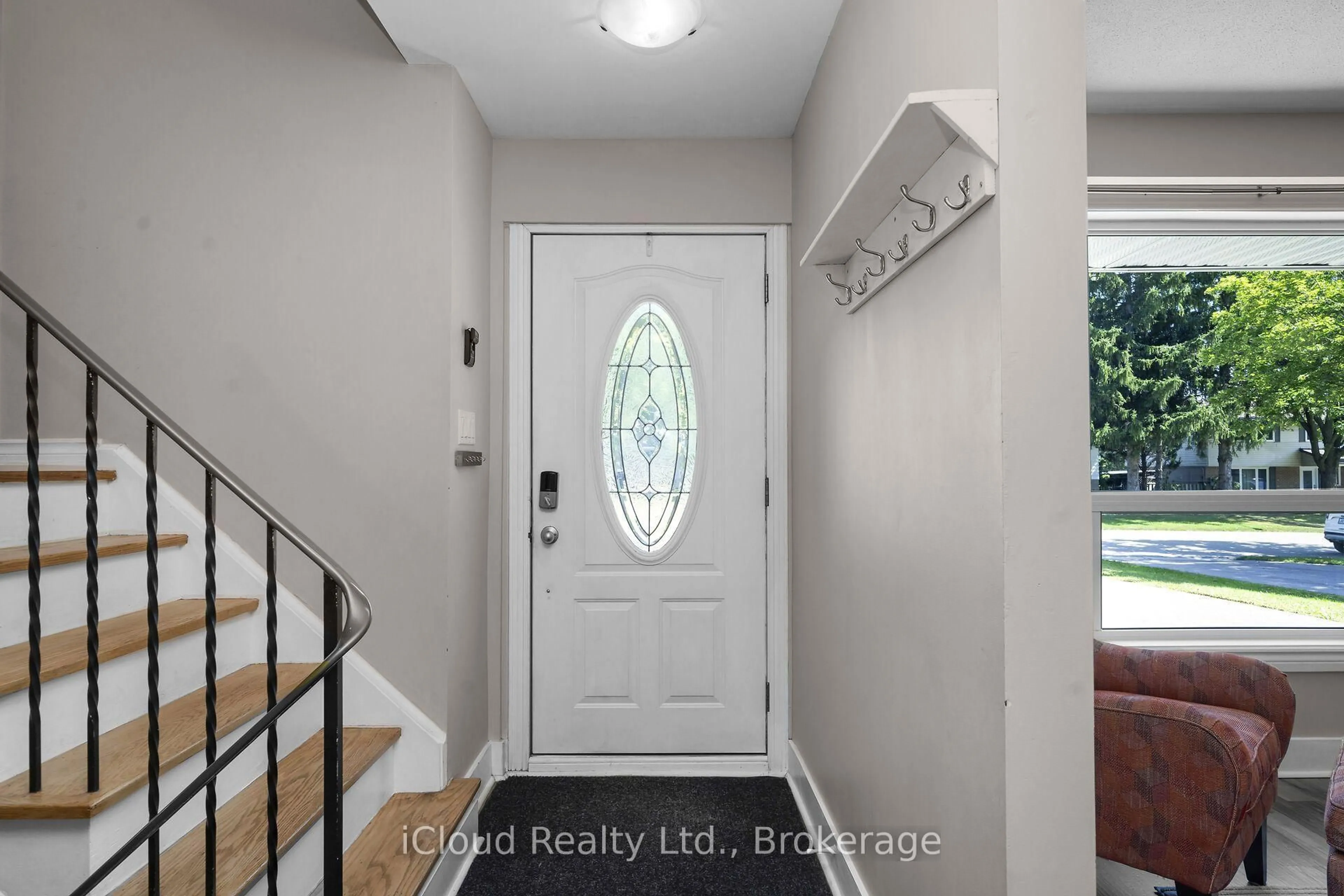 Indoor entryway for 128 Elmore Dr, Halton Hills Ontario L7J 1T2