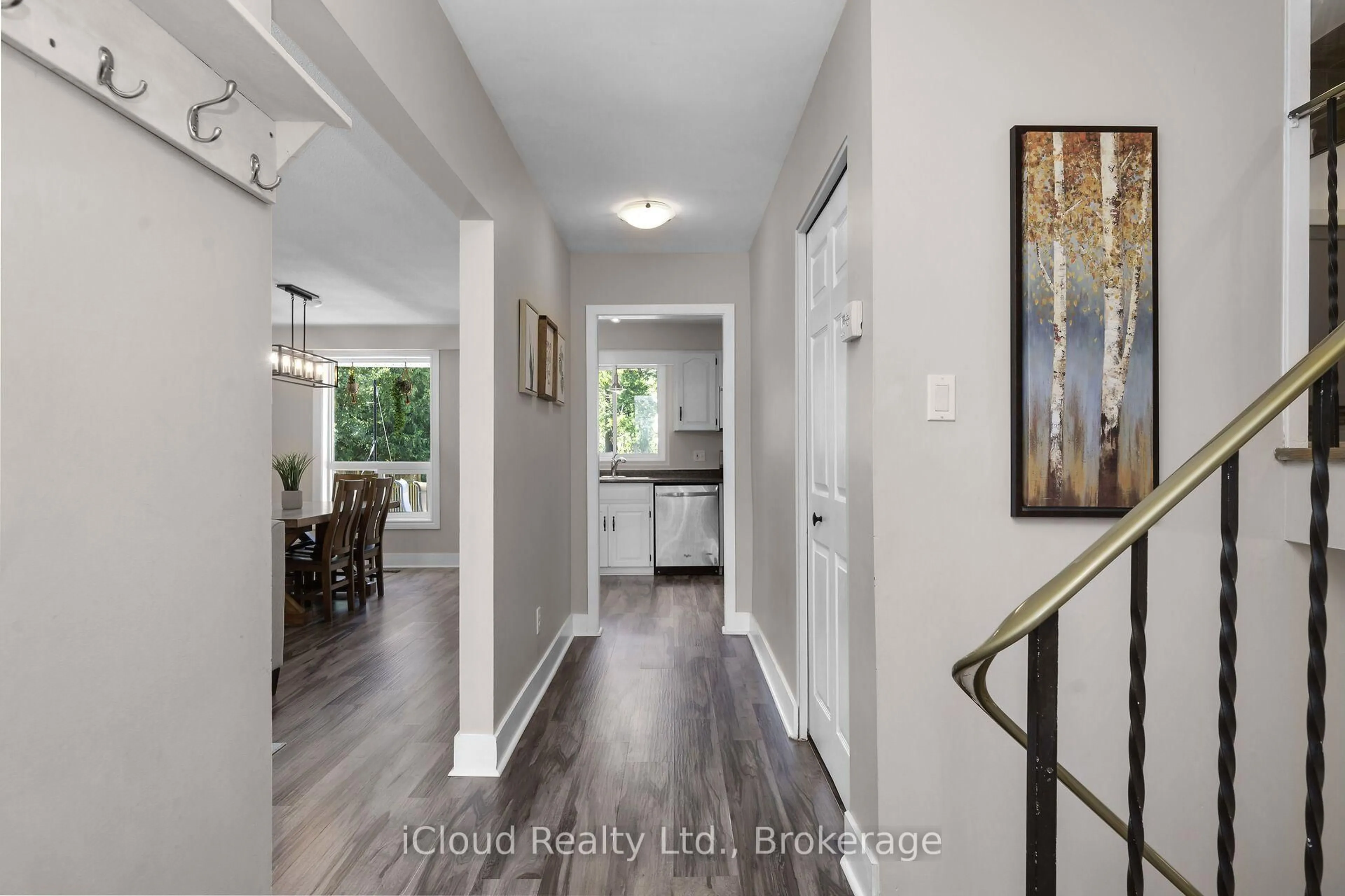 Indoor entryway for 128 Elmore Dr, Halton Hills Ontario L7J 1T2