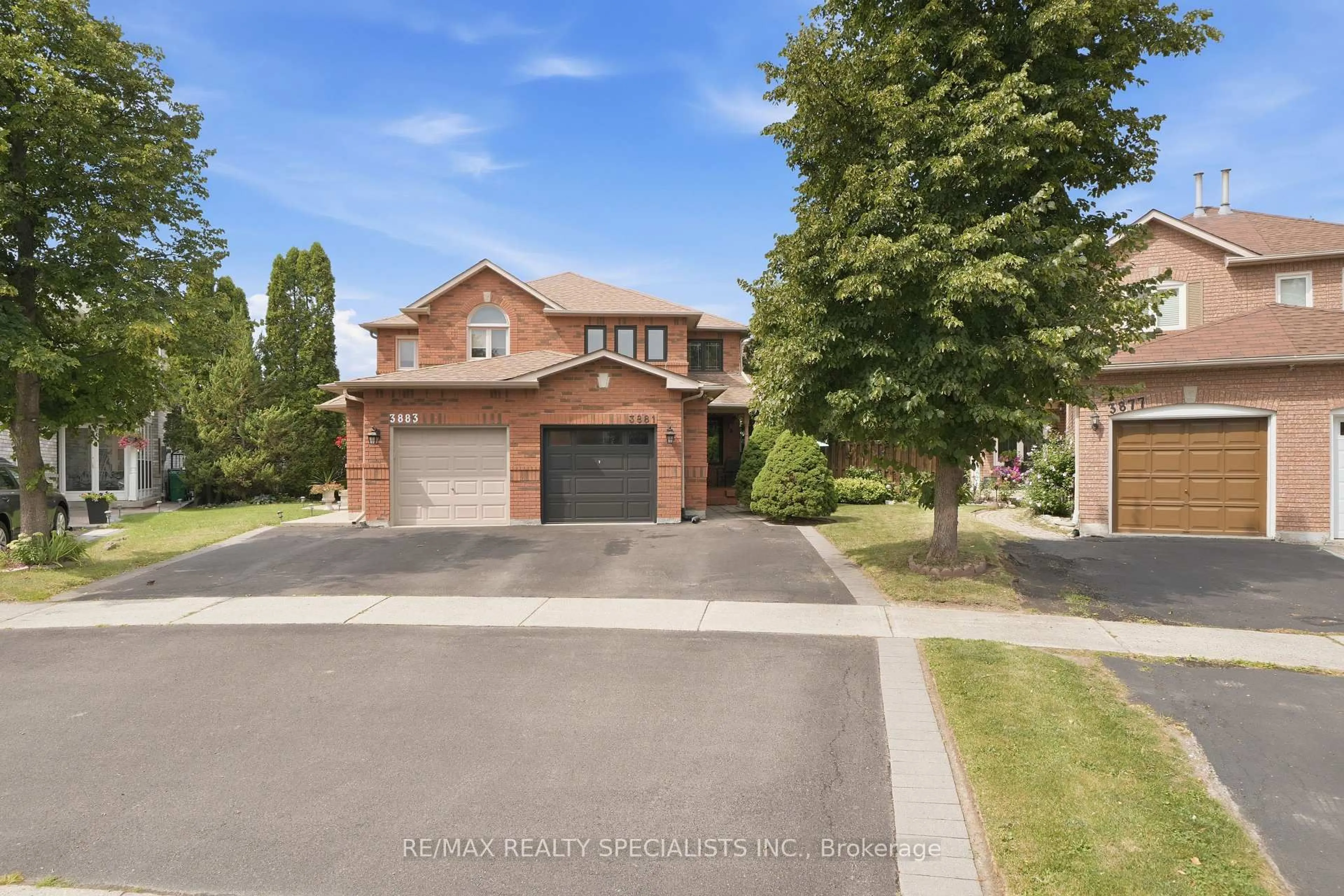 A pic from outside/outdoor area/front of a property/back of a property/a pic from drone, street for 3881 Ponderosa Lane, Mississauga Ontario L5N 6W4