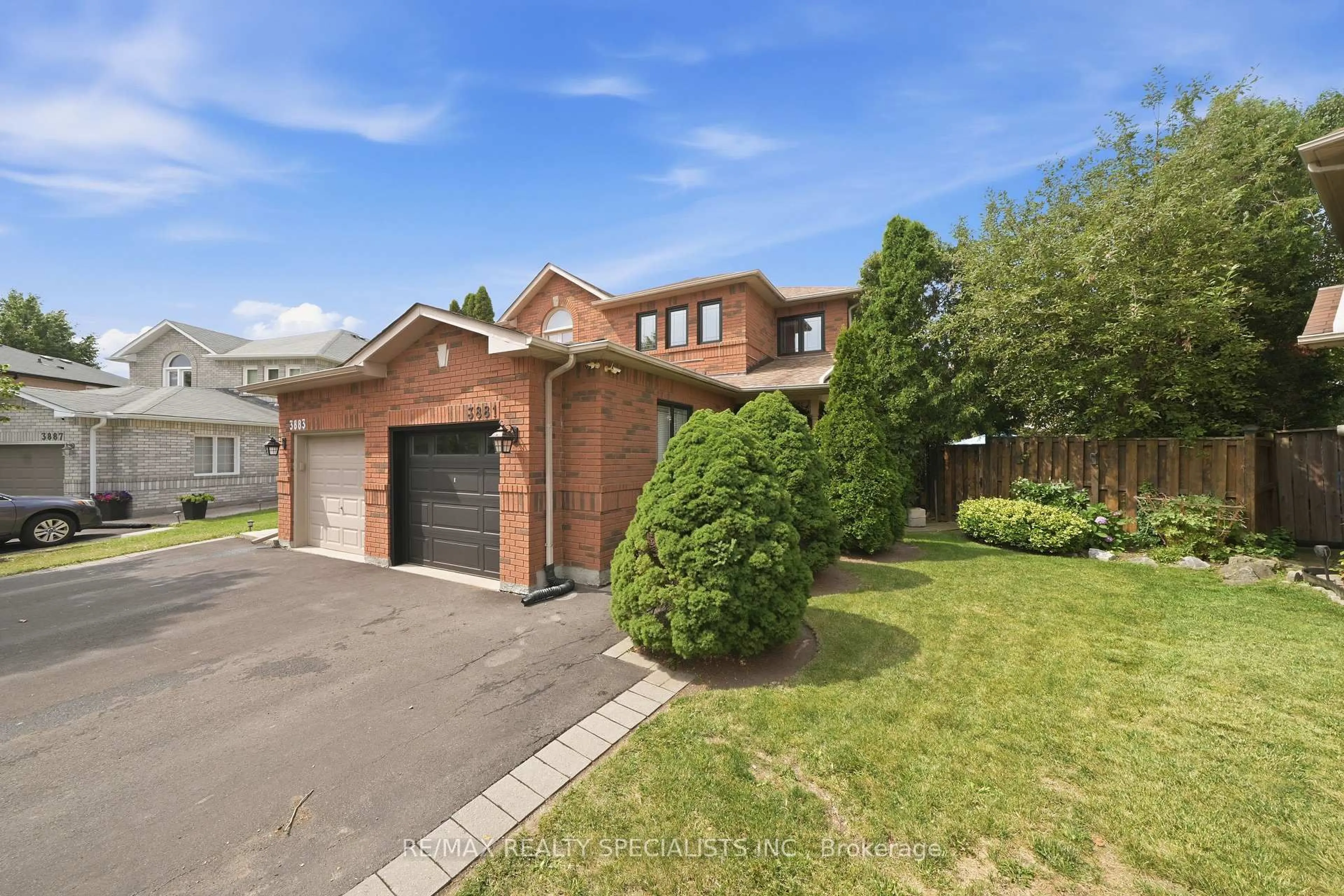 A pic from outside/outdoor area/front of a property/back of a property/a pic from drone, street for 3881 Ponderosa Lane, Mississauga Ontario L5N 6W4