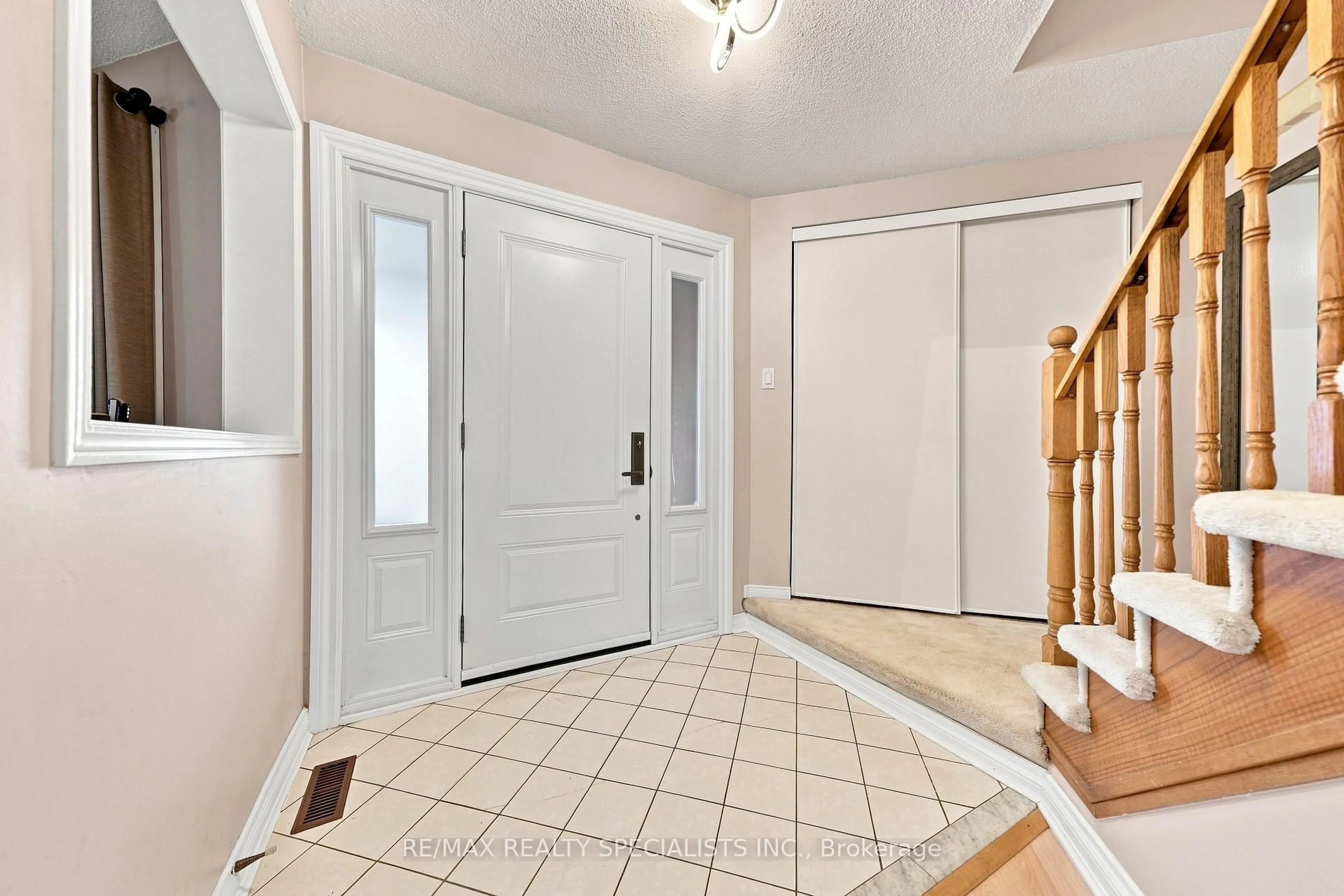 Indoor foyer for 3881 Ponderosa Lane, Mississauga Ontario L5N 6W4