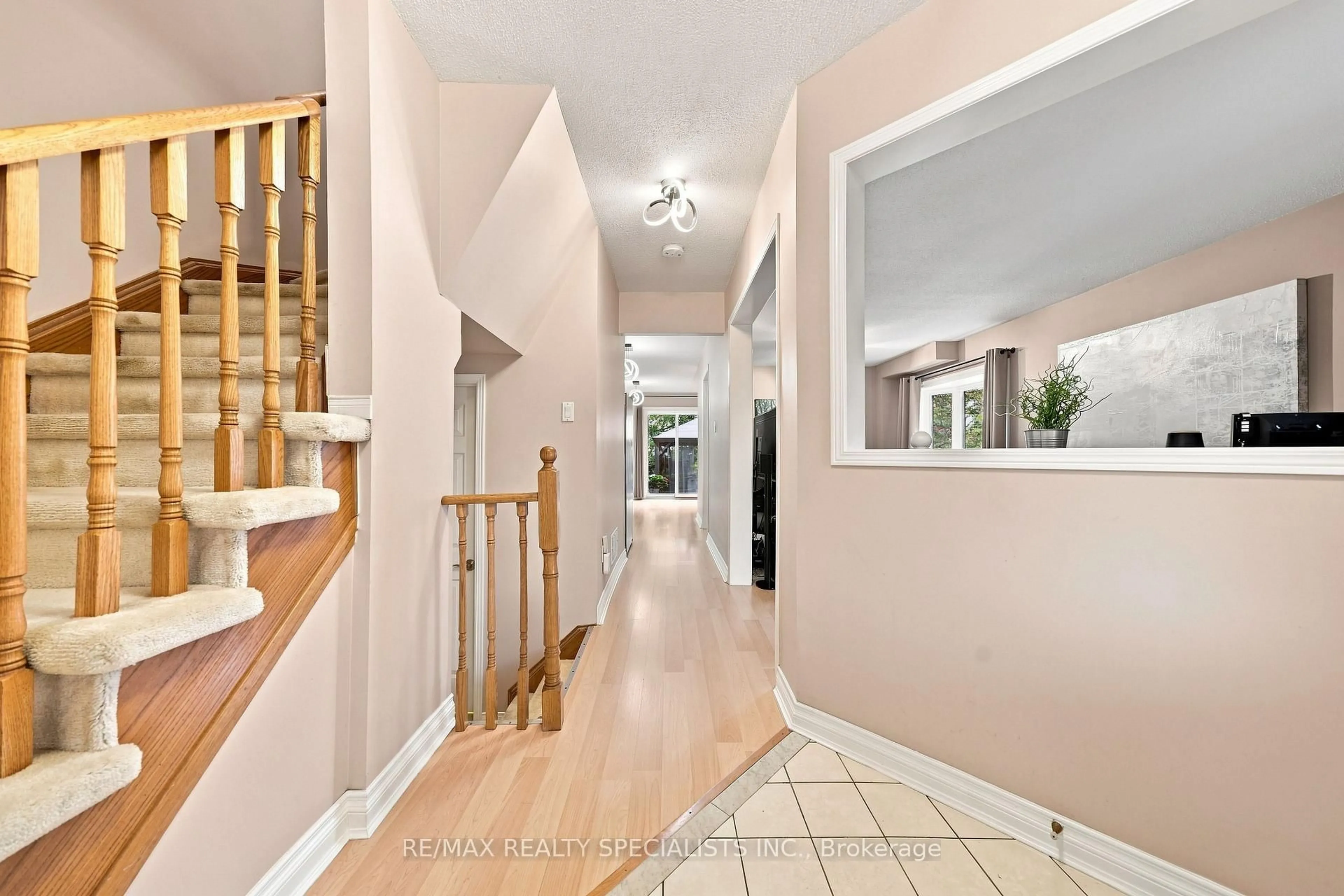 Indoor entryway for 3881 Ponderosa Lane, Mississauga Ontario L5N 6W4