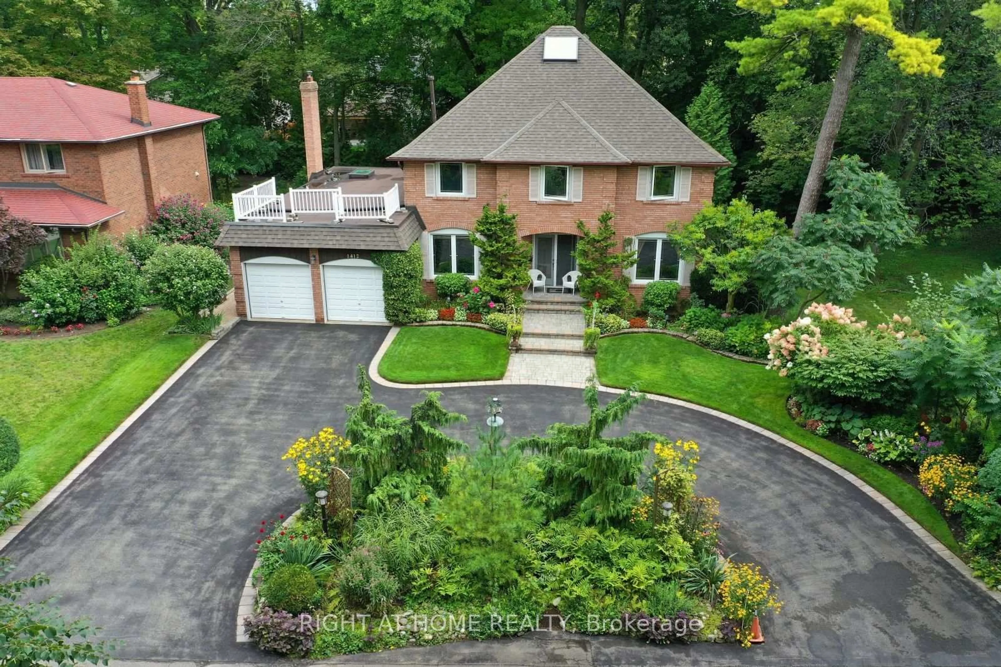 A pic from outside/outdoor area/front of a property/back of a property/a pic from drone, street for 1412 Carmen Dr, Mississauga Ontario L5G 3Z1