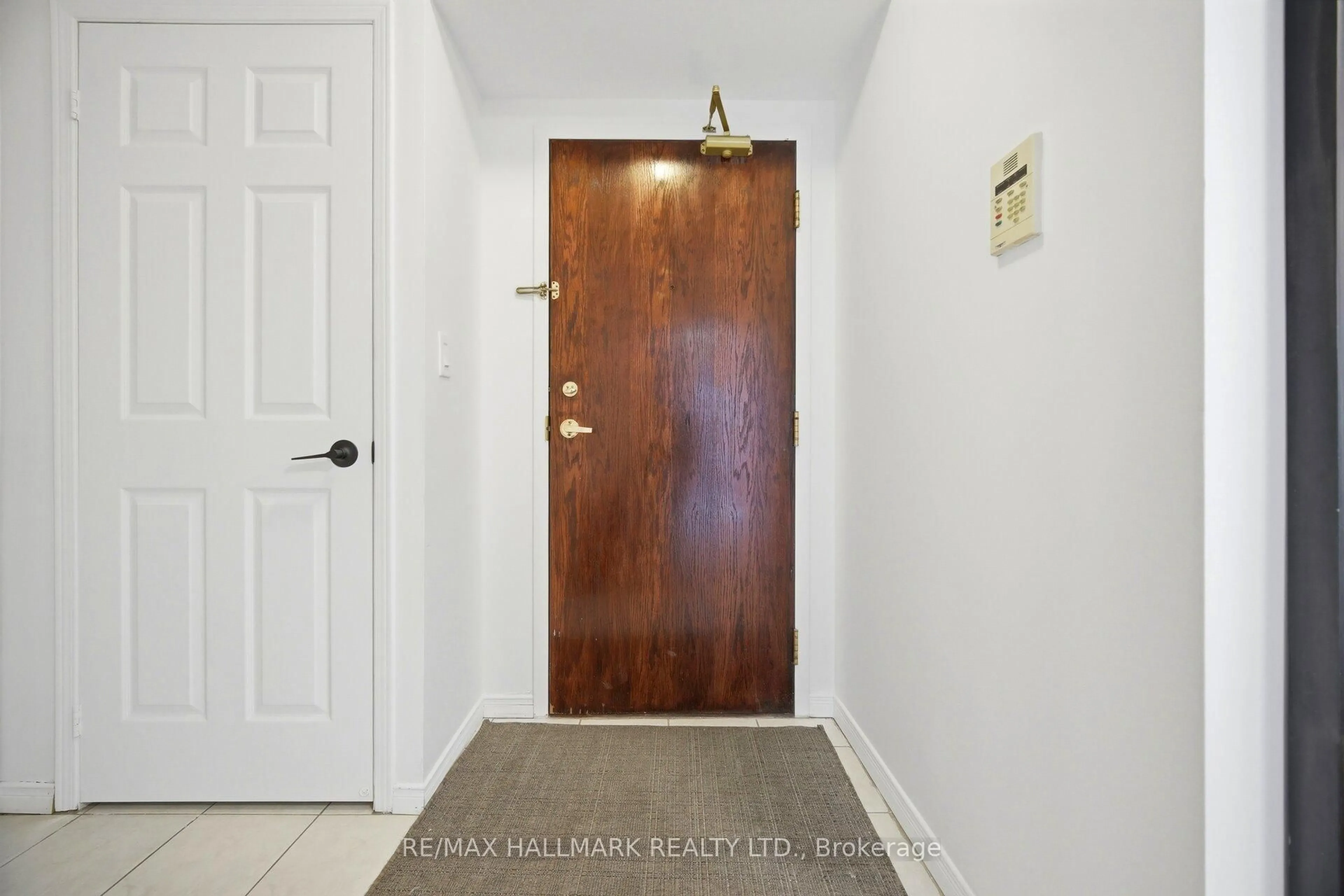 Indoor entryway for 190 Manitoba St #209, Toronto Ontario M8Y 3Y8