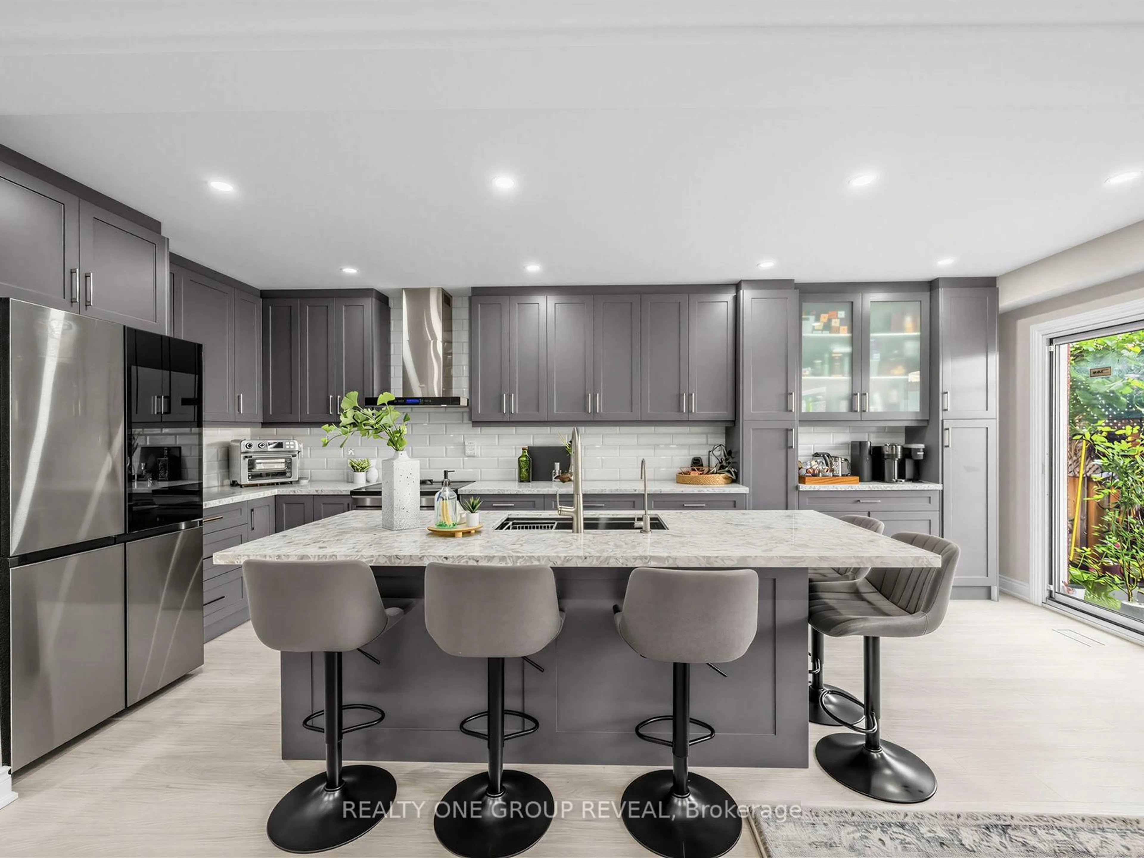 Contemporary kitchen, ceramic/tile floor for 6122 Coxswain Cres, Mississauga Ontario L5V 2Z8