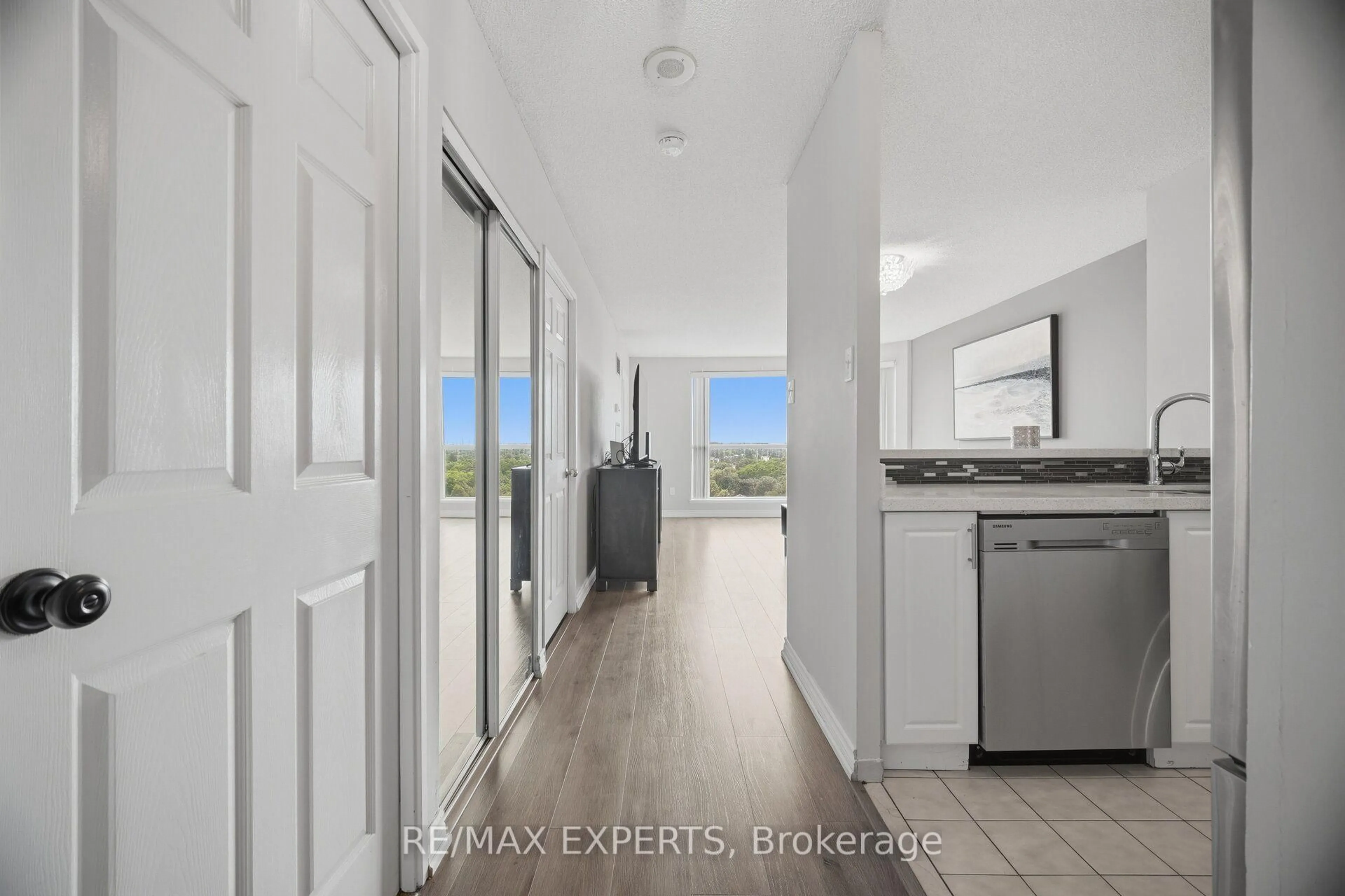 Indoor entryway for 2155 Burnhamthorpe Rd #1408, Mississauga Ontario L5L 5P4
