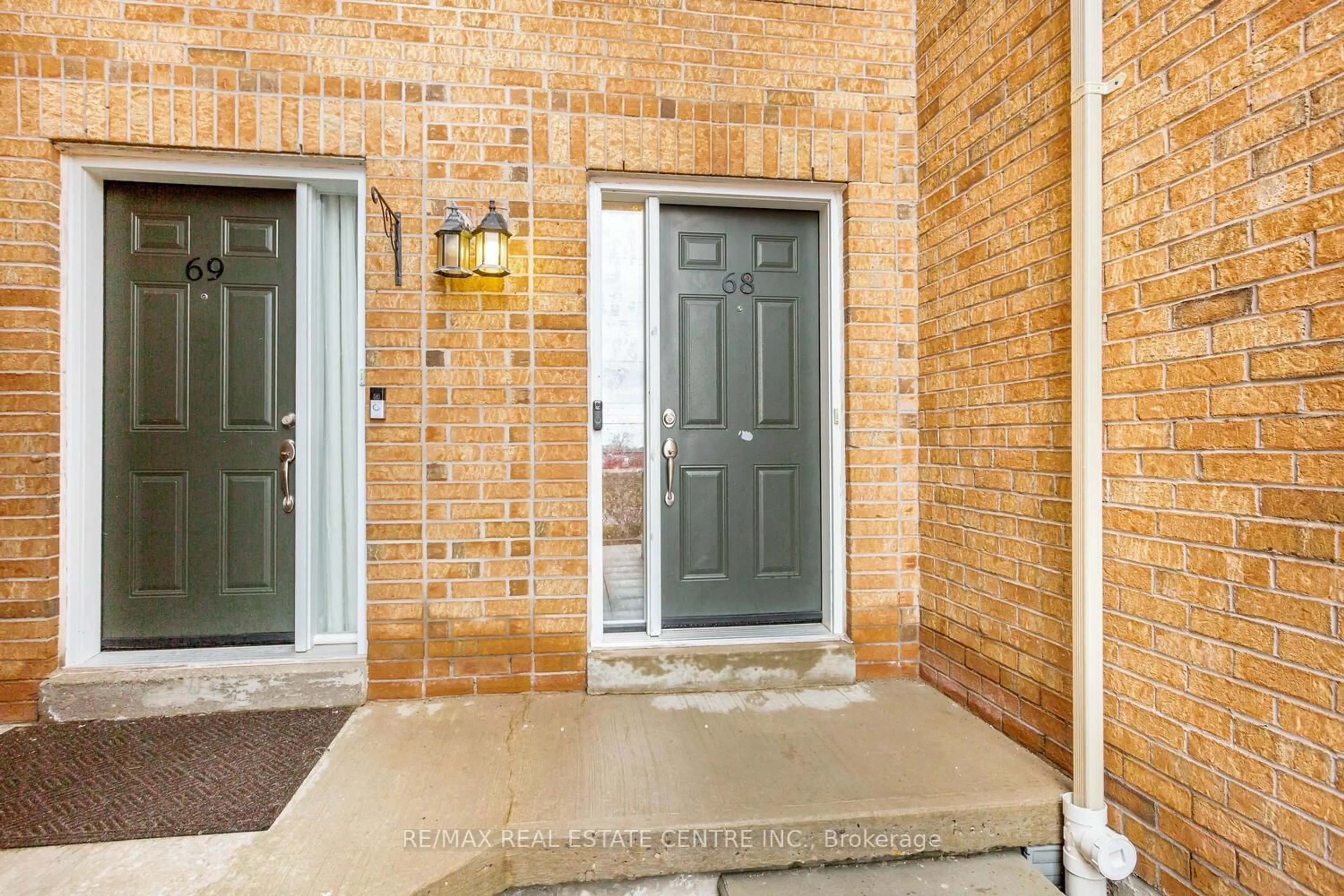 Indoor entryway for 45 Bristol Rd #68, Mississauga Ontario L4Z 3P5