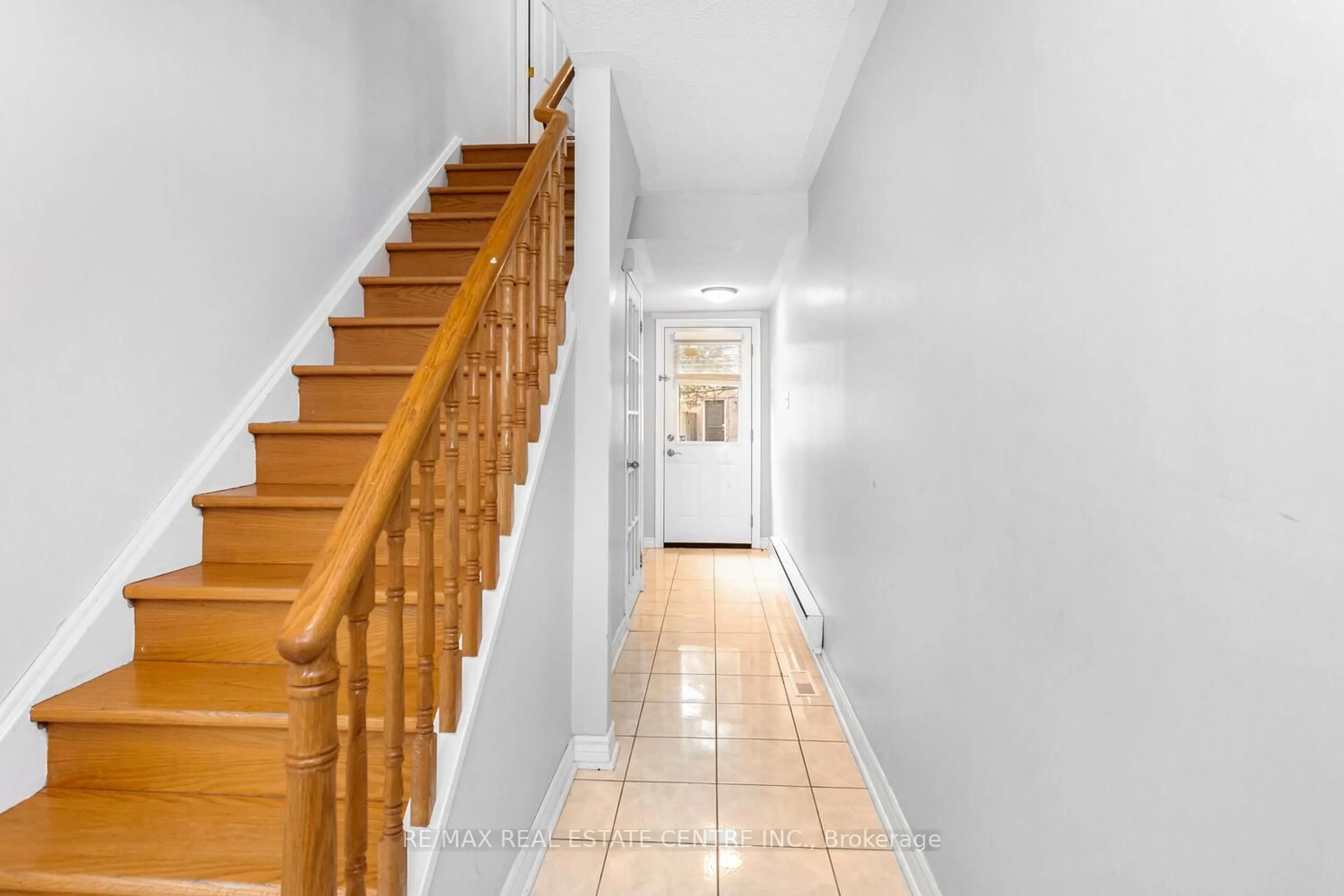 Indoor foyer for 45 Bristol Rd #68, Mississauga Ontario L4Z 3P5